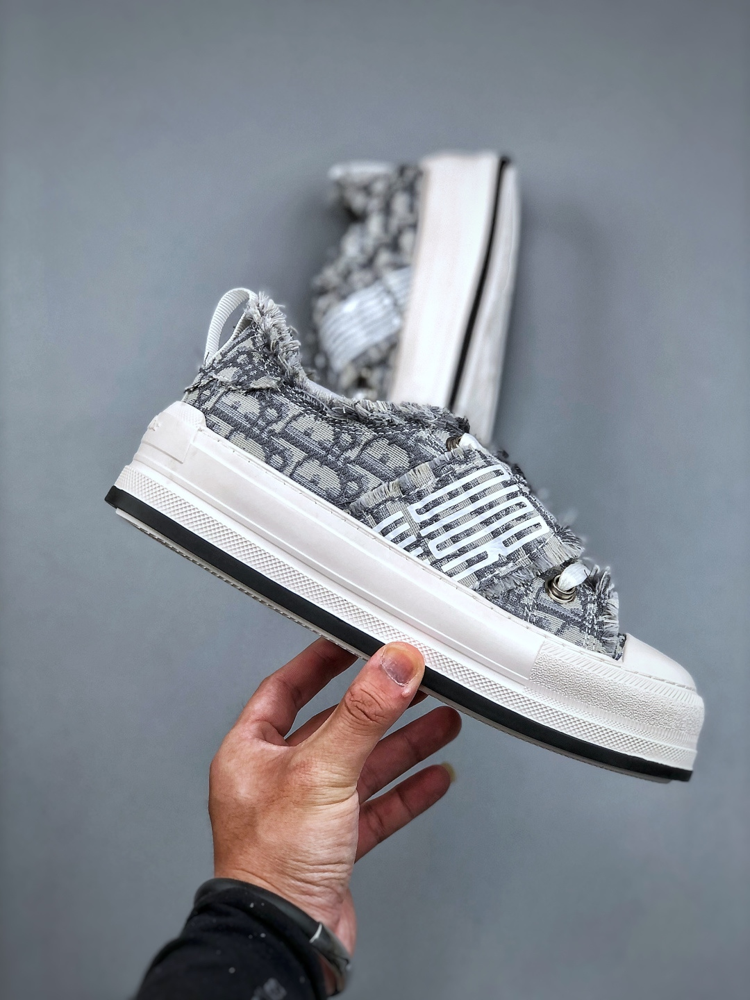 重工型ChRISTIAN DIor这款Vibe厚底鞋融入的经典元 素风格低帮休闲厚底潮鞋板鞋-Chinese UA Cheap High Quatity Brand Clothes Bags handbags Sneakers wholesale wholesaler seller from China Factory suppliers Fashion Clothing Shoes best Quality Beautiful Price 重工型ChRISTIAN DIor这款Vibe厚底鞋融入的经典元 素风格低帮休闲厚底潮鞋板鞋