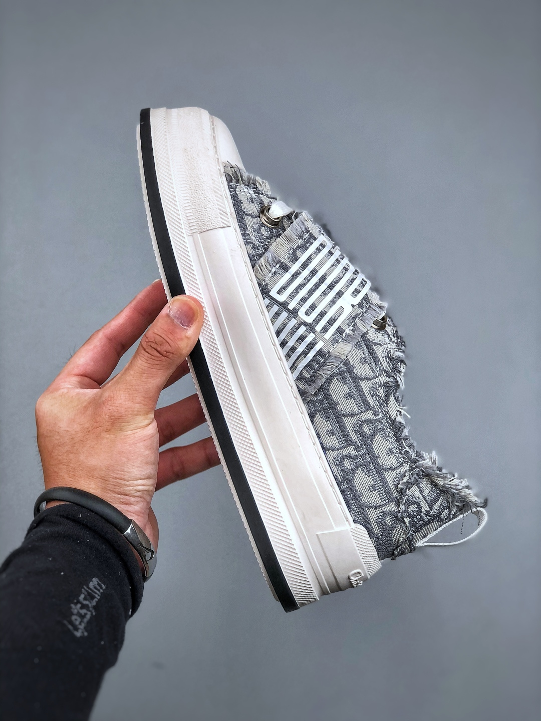 重工型ChRISTIAN DIor这款Vibe厚底鞋融入的经典元 素风格低帮休闲厚底潮鞋板鞋-Chinese UA Cheap High Quatity Brand Clothes Bags handbags Sneakers wholesale wholesaler seller from China Factory suppliers Fashion Clothing Shoes best Quality Beautiful Price 重工型ChRISTIAN DIor这款Vibe厚底鞋融入的经典元 素风格低帮休闲厚底潮鞋板鞋