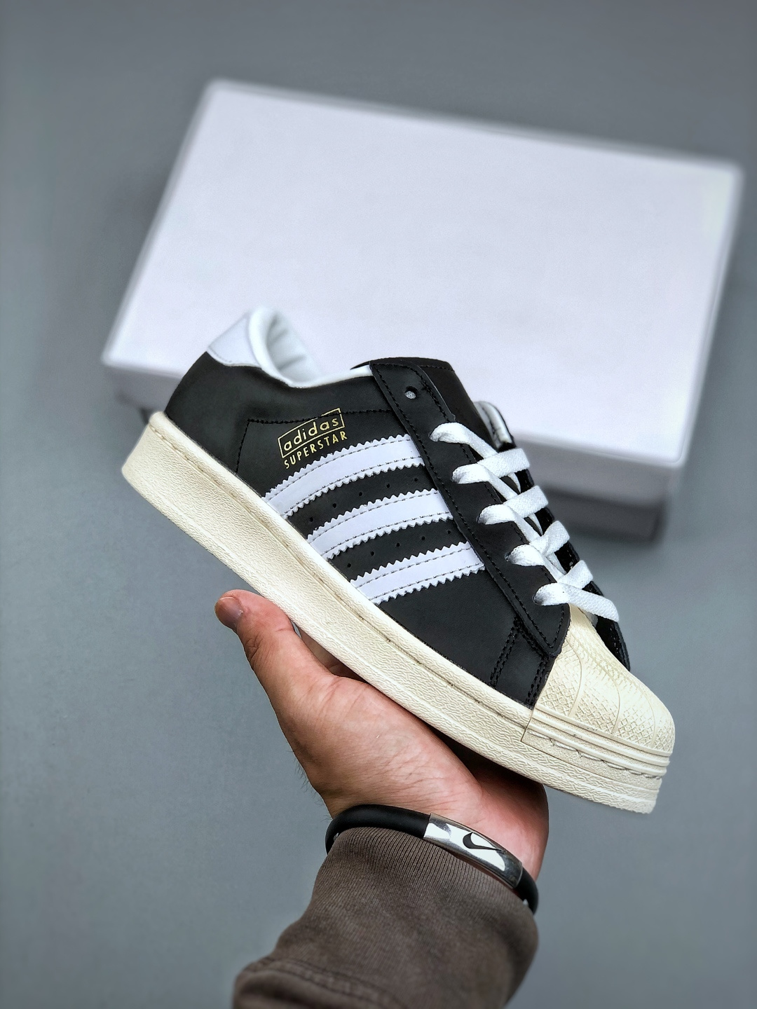 Adidas Originals Superstar 全新配色贝壳头休闲板鞋 独家控货 平台正单 全鞋百分百原材料 全鞋电脑针车 Logo针车间距针数原版一致 皮料切割冲裁零瑕疵 原鞋一致含胶量大底 原盒中文内外标 大几率过验 不对比市面只对比原鞋 只服务最高端市场 货号:JI0319