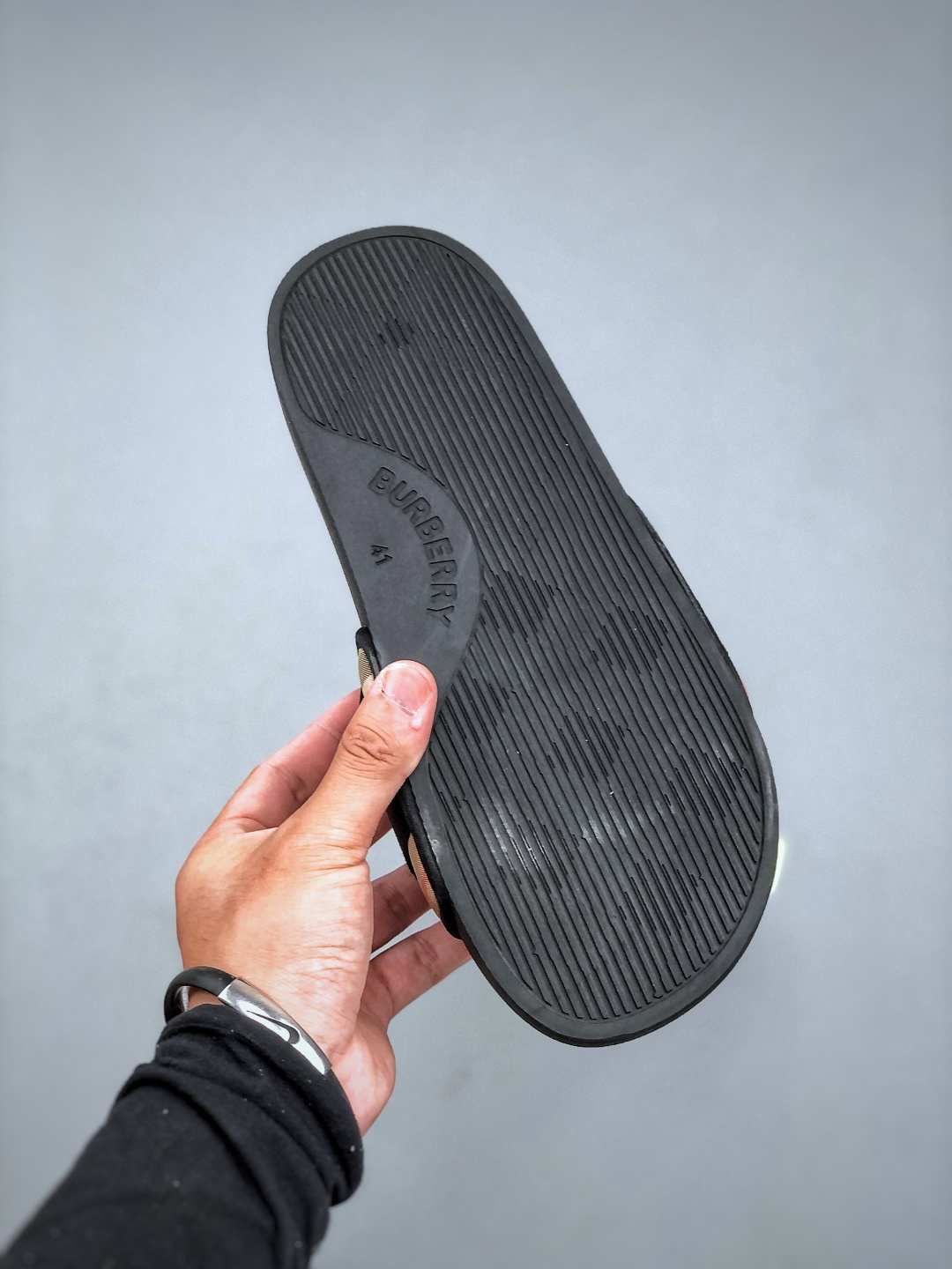 今年颜值最高的一款拖鞋 整体的设计大胆设计 从颜值上来说这是一款非常潮流的拖鞋-Chinese UA Cheap High Quatity Brand Clothes Bags handbags Sneakers wholesale wholesaler seller from China Factory suppliers Fashion Clothing Shoes best Quality Beautiful Price 今年颜值最高的一款拖鞋 整体的设计大胆设计 从颜值上来说这是一款非常潮流的拖鞋