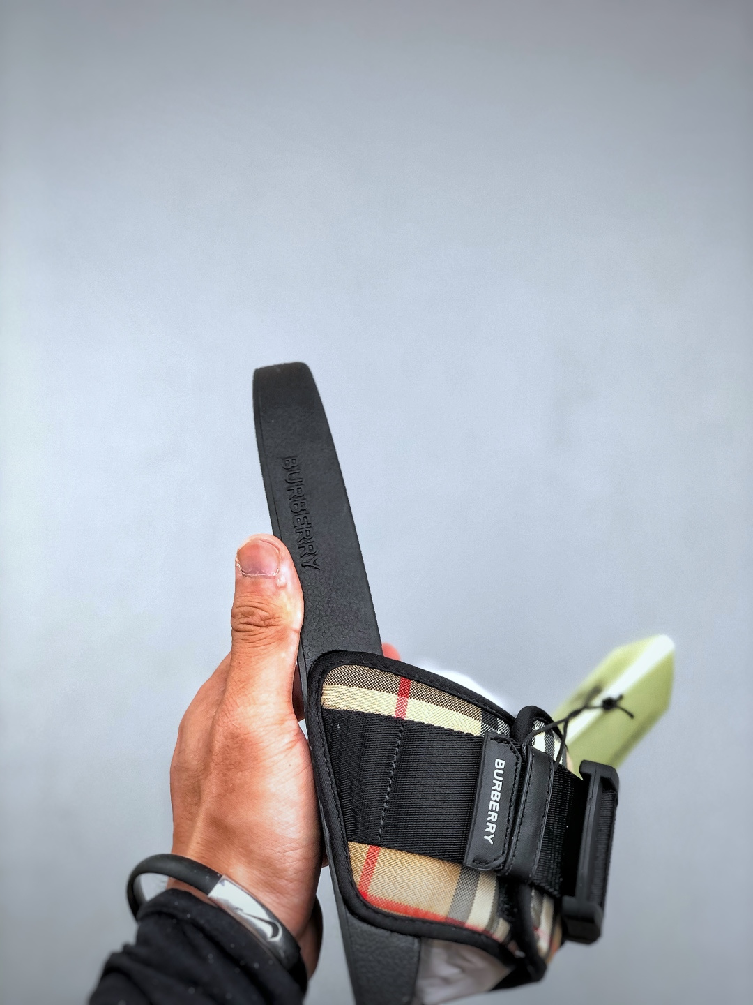 今年颜值最高的一款拖鞋 整体的设计大胆设计 从颜值上来说这是一款非常潮流的拖鞋-Chinese UA Cheap High Quatity Brand Clothes Bags handbags Sneakers wholesale wholesaler seller from China Factory suppliers Fashion Clothing Shoes best Quality Beautiful Price 今年颜值最高的一款拖鞋 整体的设计大胆设计 从颜值上来说这是一款非常潮流的拖鞋