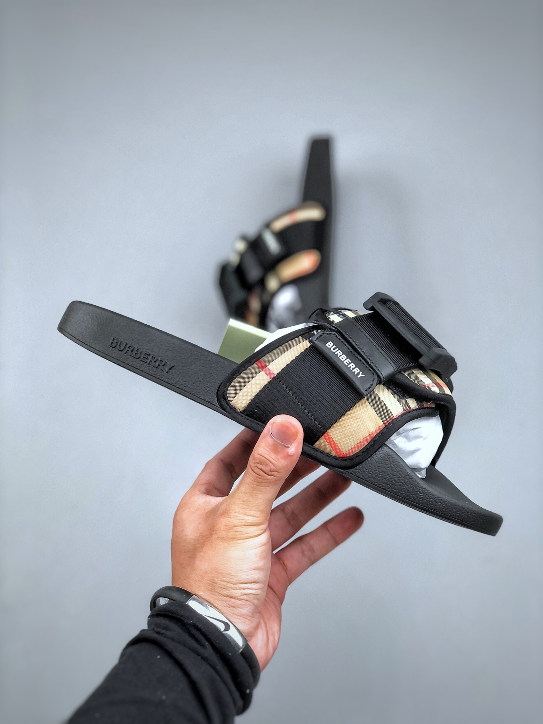 今年颜值最高的一款拖鞋 整体的设计大胆设计 从颜值上来说这是一款非常潮流的拖鞋-Chinese UA Cheap High Quatity Brand Clothes Bags handbags Sneakers wholesale wholesaler seller from China Factory suppliers Fashion Clothing Shoes best Quality Beautiful Price 今年颜值最高的一款拖鞋 整体的设计大胆设计 从颜值上来说这是一款非常潮流的拖鞋