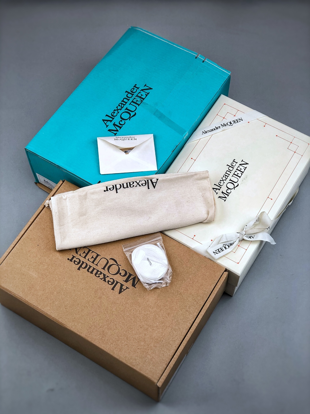 Alexander McQueen/亚历山大麦昆
松糕鞋厚底增高小白鞋 进口丝绸亚光原版正品 水染羊皮内里 牛皮垫脚 回弹度到位 耐磨又舒适 鞋底厚4.5cm  全套原版包装 配件齐全 官方一致 凹凸定制正品原盒包装 右脚鞋舌嵌入防伪芯片装置 外盒鞋标官方二维码扫码+防伪芯片
尺码：35 36 37 38 39 40 41 42 43 44 45