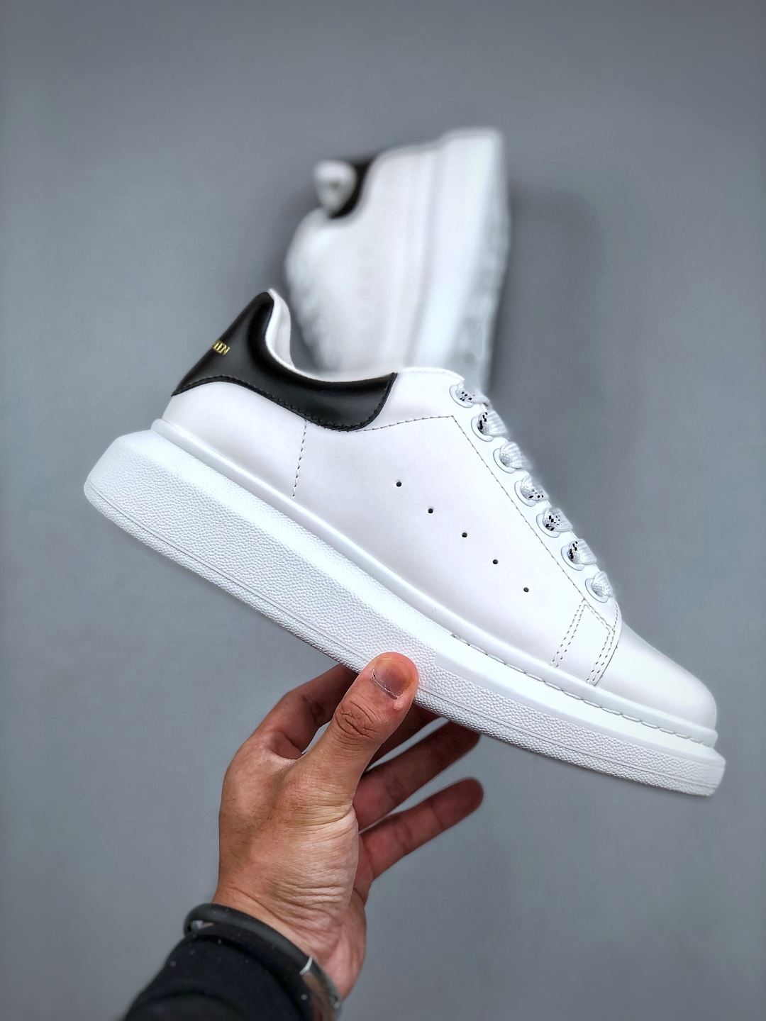 Alexander McQueen/亚历山大麦昆
松糕鞋厚底增高小白鞋 进口丝绸亚光原版正品 水染羊皮内里 牛皮垫脚 回弹度到位 耐磨又舒适 鞋底厚4.5cm  全套原版包装 配件齐全 官方一致 凹凸定制正品原盒包装 右脚鞋舌嵌入防伪芯片装置 外盒鞋标官方二维码扫码+防伪芯片
尺码：35 36 37 38 39 40 41 42 43 44 45