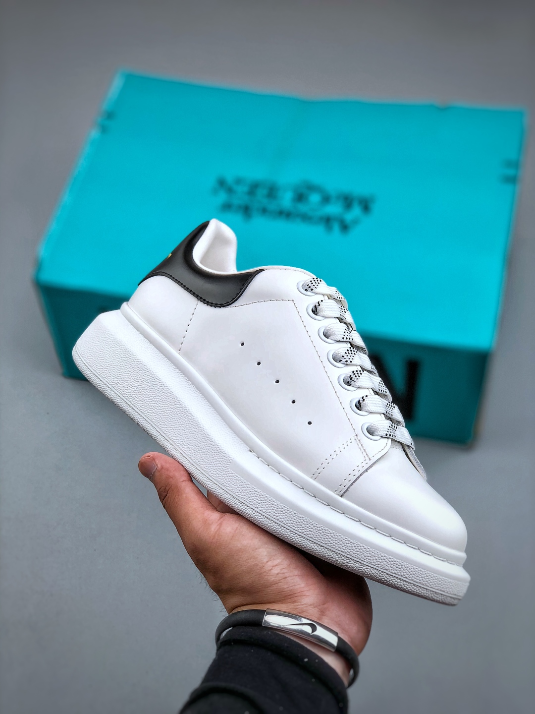 Alexander McQueen/亚历山大麦昆
松糕鞋厚底增高小白鞋 进口丝绸亚光原版正品 水染羊皮内里 牛皮垫脚 回弹度到位 耐磨又舒适 鞋底厚4.5cm  全套原版包装 配件齐全 官方一致 凹凸定制正品原盒包装 右脚鞋舌嵌入防伪芯片装置 外盒鞋标官方二维码扫码+防伪芯片
尺码：35 36 37 38 39 40 41 42 43 44 45