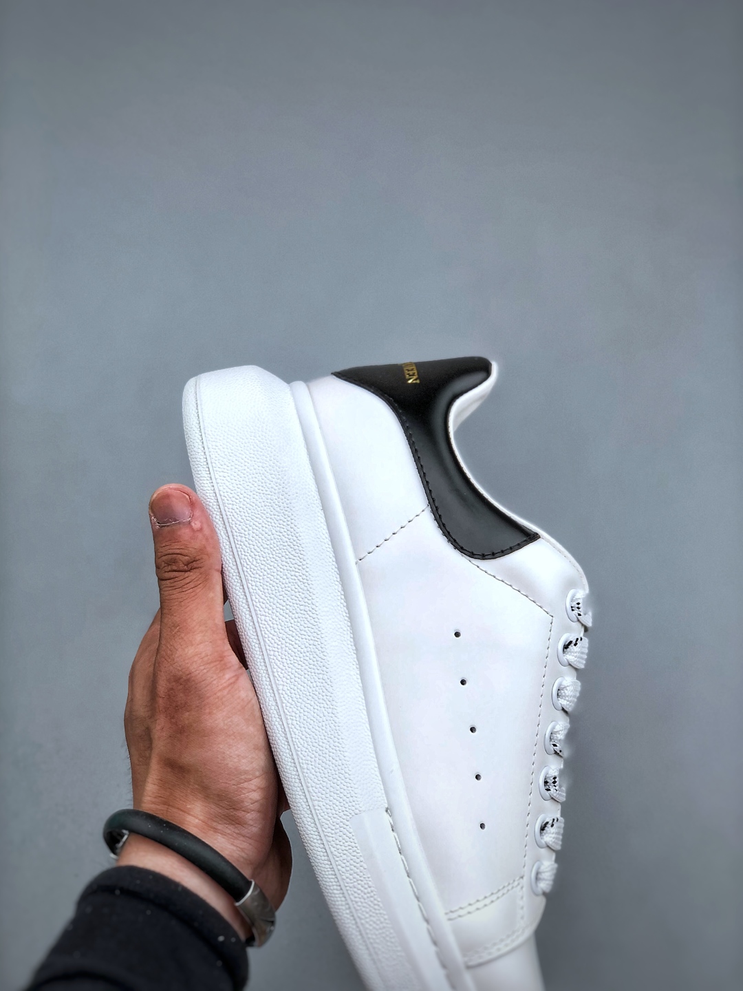 Alexander McQueen/亚历山大麦昆
松糕鞋厚底增高小白鞋 进口丝绸亚光原版正品 水染羊皮内里 牛皮垫脚 回弹度到位 耐磨又舒适 鞋底厚4.5cm  全套原版包装 配件齐全 官方一致 凹凸定制正品原盒包装 右脚鞋舌嵌入防伪芯片装置 外盒鞋标官方二维码扫码+防伪芯片
尺码：35 36 37 38 39 40 41 42 43 44 45