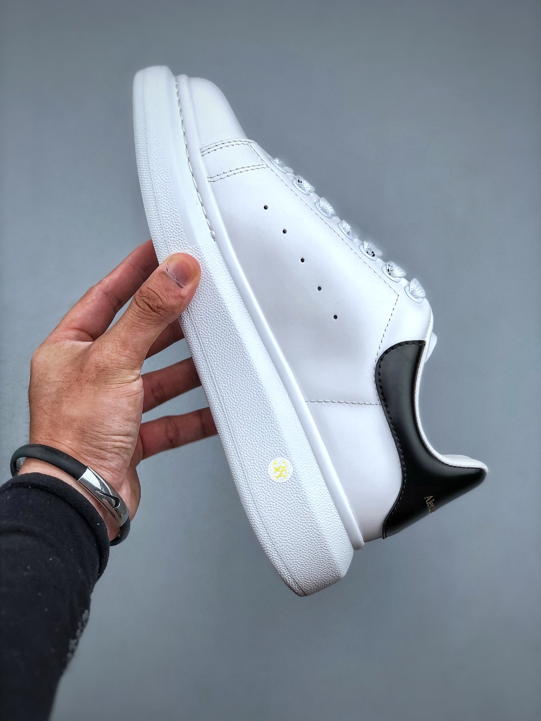 Alexander McQueen/亚历山大麦昆
松糕鞋厚底增高小白鞋 进口丝绸亚光原版正品 水染羊皮内里 牛皮垫脚 回弹度到位 耐磨又舒适 鞋底厚4.5cm  全套原版包装 配件齐全 官方一致 凹凸定制正品原盒包装 右脚鞋舌嵌入防伪芯片装置 外盒鞋标官方二维码扫码+防伪芯片
尺码：35 36 37 38 39 40 41 42 43 44 45