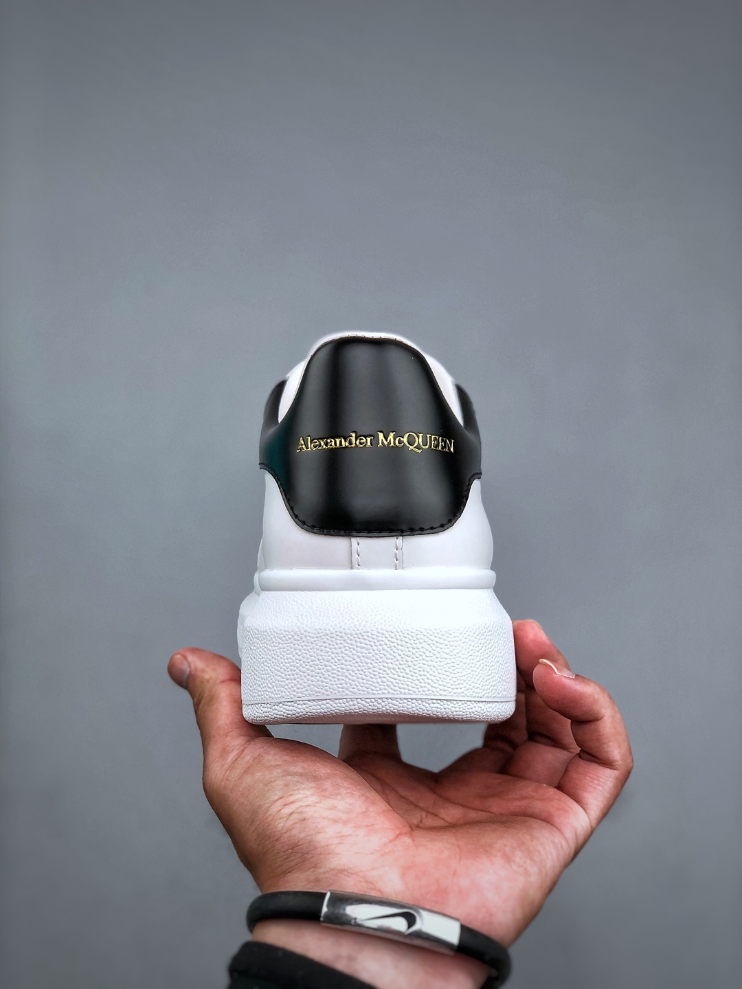 Alexander McQueen/亚历山大麦昆
松糕鞋厚底增高小白鞋 进口丝绸亚光原版正品 水染羊皮内里 牛皮垫脚 回弹度到位 耐磨又舒适 鞋底厚4.5cm  全套原版包装 配件齐全 官方一致 凹凸定制正品原盒包装 右脚鞋舌嵌入防伪芯片装置 外盒鞋标官方二维码扫码+防伪芯片
尺码：35 36 37 38 39 40 41 42 43 44 45