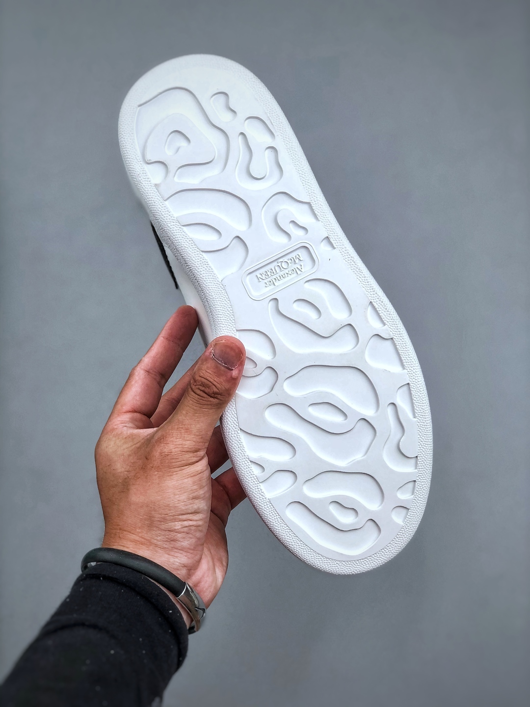 Alexander McQueen/亚历山大麦昆
松糕鞋厚底增高小白鞋 进口丝绸亚光原版正品 水染羊皮内里 牛皮垫脚 回弹度到位 耐磨又舒适 鞋底厚4.5cm  全套原版包装 配件齐全 官方一致 凹凸定制正品原盒包装 右脚鞋舌嵌入防伪芯片装置 外盒鞋标官方二维码扫码+防伪芯片
尺码：35 36 37 38 39 40 41 42 43 44 45
