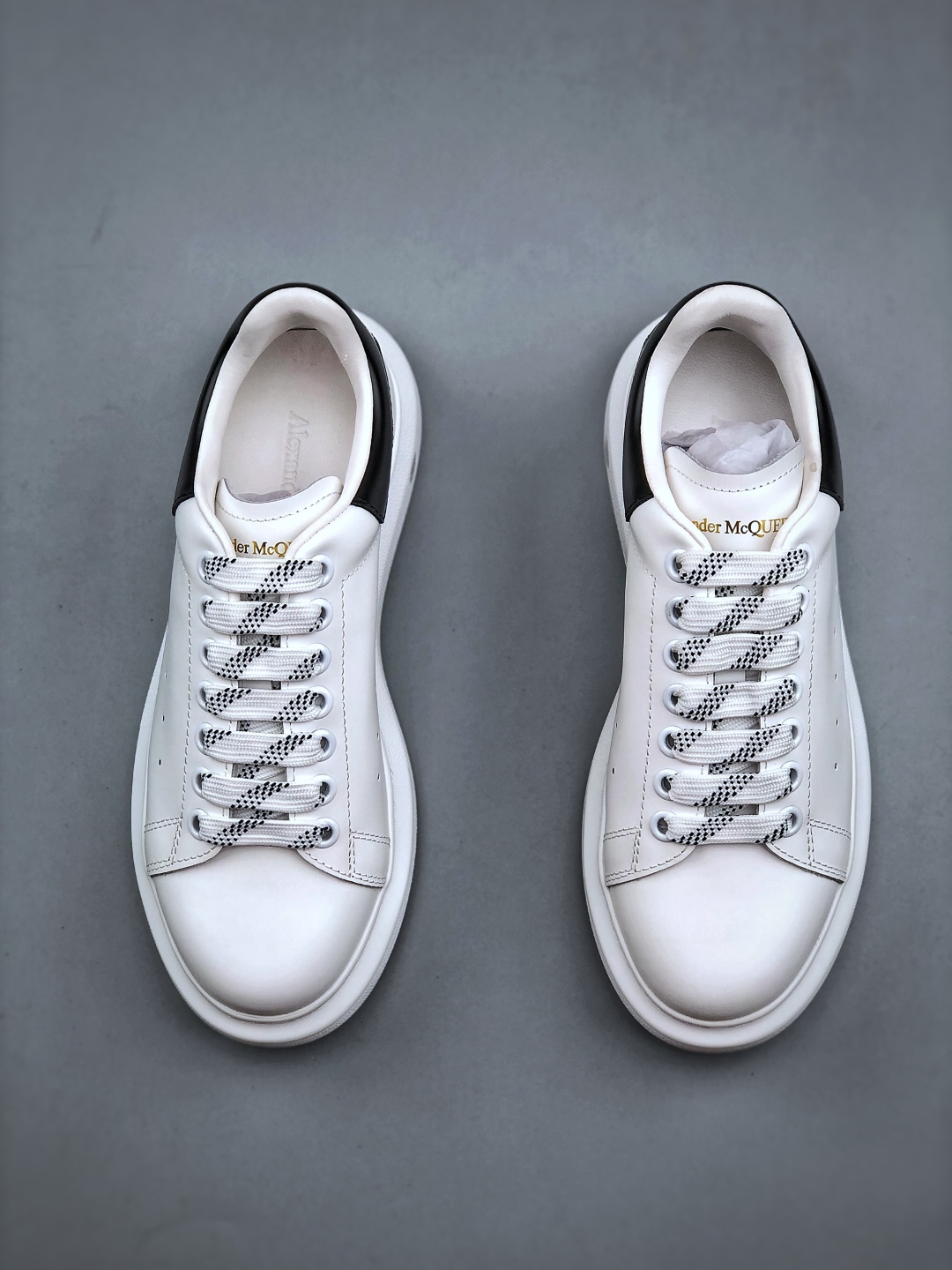 Alexander McQueen/亚历山大麦昆
松糕鞋厚底增高小白鞋 进口丝绸亚光原版正品 水染羊皮内里 牛皮垫脚 回弹度到位 耐磨又舒适 鞋底厚4.5cm  全套原版包装 配件齐全 官方一致 凹凸定制正品原盒包装 右脚鞋舌嵌入防伪芯片装置 外盒鞋标官方二维码扫码+防伪芯片
尺码：35 36 37 38 39 40 41 42 43 44 45