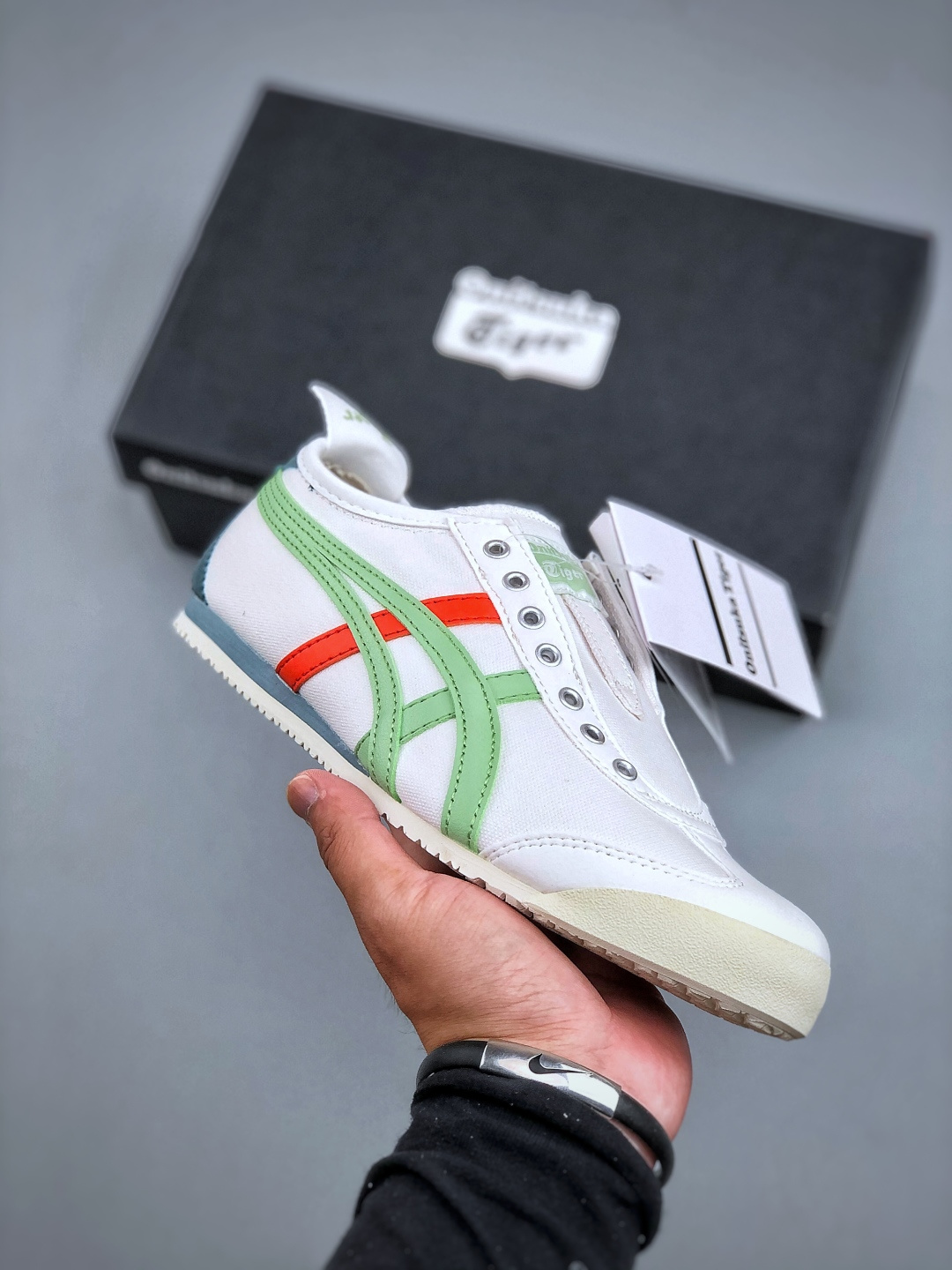 纯原💰 220  
Asics 鬼冢虎 Mexico 66 Slip-On 白绿红 布面手工休闲板鞋   货号：1183A360-129 Size：36-45（半）