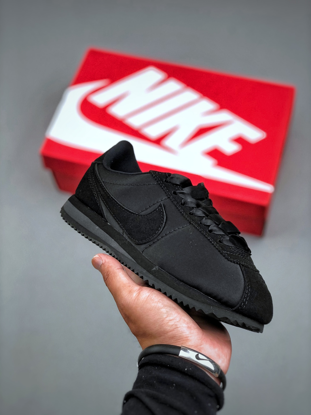 💰240 
NIKE CLASSIC CORTEZ NYLON PREN 全新配色经典阿甘休闲跑步鞋 纯粹而执着的精神，使得Cortez种在了一代人的心里，无论是否喜欢它复古的鞋型，一双Nike Classic Cortez总是能让人难以抗拒，将他摆在鞋柜尺码： 36 36.5 37.5 38 38.5 39 40 40.5 41 42 42.5 43 44.5 45 货号：FV5420-002