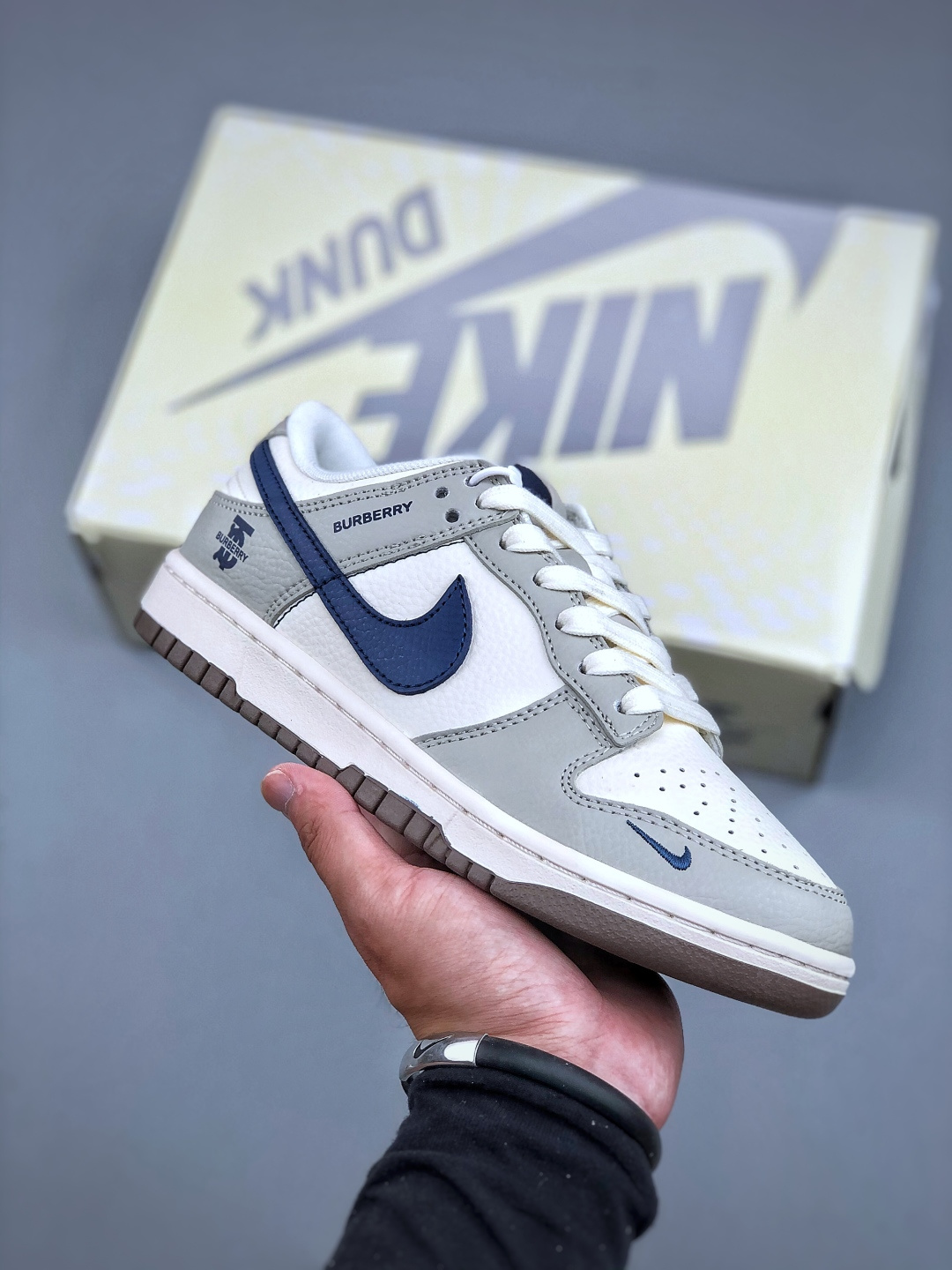 海外爆款限量发售!高端定制Nike SB Dunk Low 巴宝莉联名 奶白蓝 高端定制 低帮休闲板鞋 定制鞋盒 大厂纯原品质出货 超高清洁度 皮料切割干净无任何毛边 细节完美 货号:XD1588-219