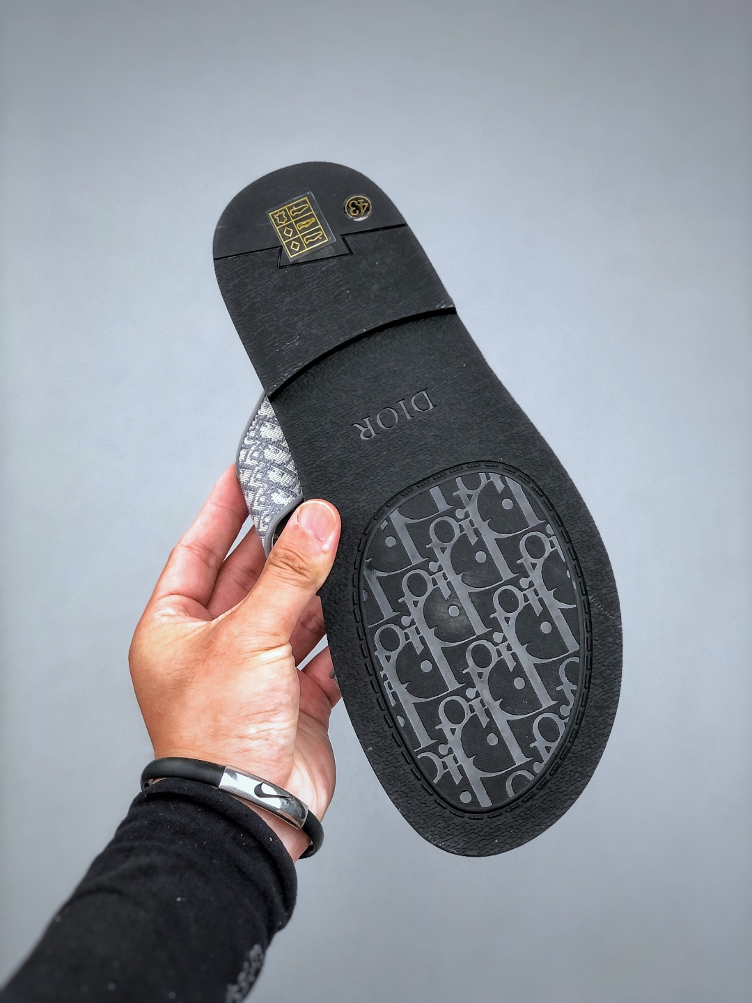 240 外贸版本 Dior迪奥Alias 小牛皮 圆头平底一字拖鞋 男款 米色拖鞋 凉鞋-Chinese UA Cheap High Quatity Brand Clothes Bags handbags Sneakers wholesale wholesaler seller from China Factory suppliers Fashion Clothing Shoes best Quality Beautiful Price 240 外贸版本 Dior迪奥Alias 小牛皮 圆头平底一字拖鞋 男款 米色拖鞋 凉鞋