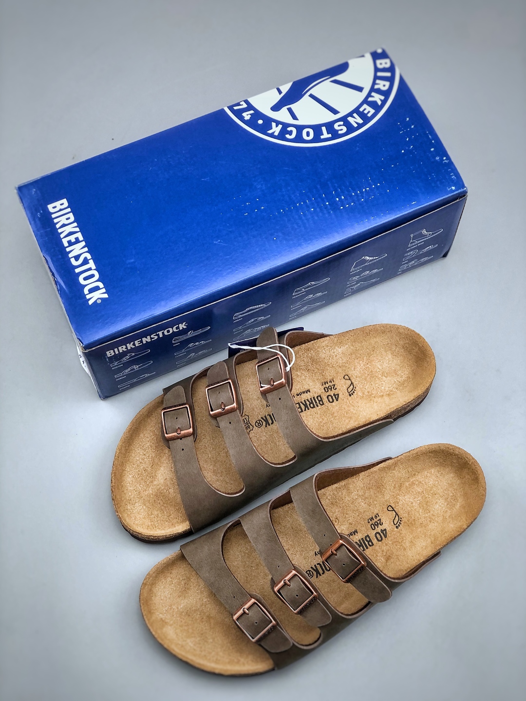 💰200
博肯 Birkenstock 三字拖鞋
广东原产#德国百年知名鞋履品牌·博肯Birkenstock 勃肯#采用质地柔软牛皮绒面材质#中底搭载缓震软木橡胶 其特有的鞋床设计，贴合脚面穿着舒适 Birkenstock Milano中性软木鞋底经典款式，非常好搭，鞋底结实耐磨，适合夏天。
尺码：35-45(偏大一码)