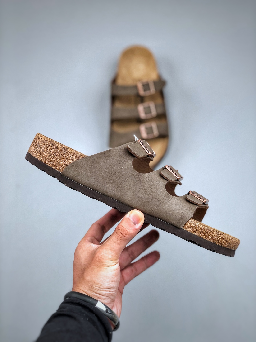 💰200
博肯 Birkenstock 三字拖鞋
广东原产#德国百年知名鞋履品牌·博肯Birkenstock 勃肯#采用质地柔软牛皮绒面材质#中底搭载缓震软木橡胶 其特有的鞋床设计，贴合脚面穿着舒适 Birkenstock Milano中性软木鞋底经典款式，非常好搭，鞋底结实耐磨，适合夏天。
尺码：35-45(偏大一码)