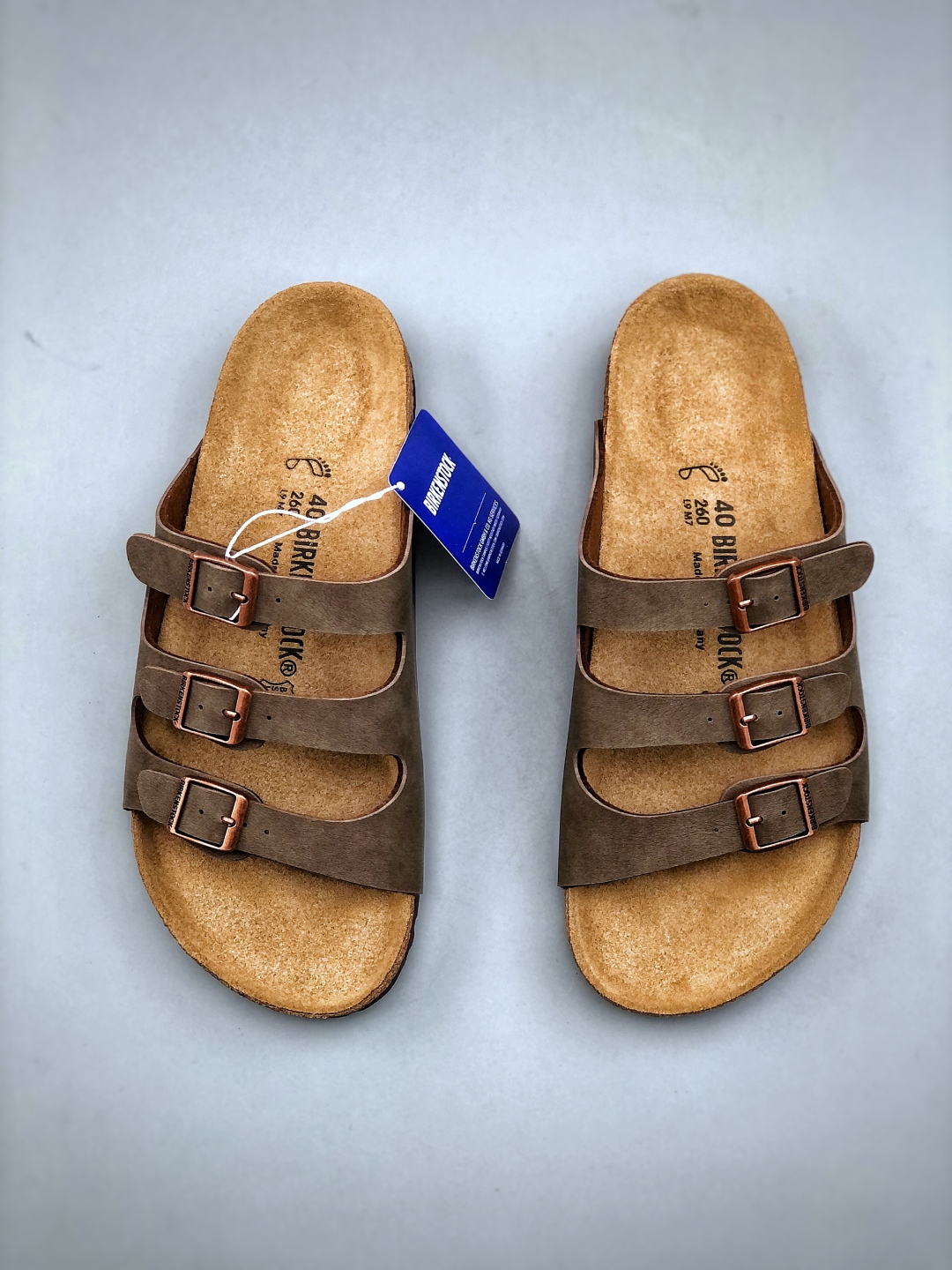 💰200
博肯 Birkenstock 三字拖鞋
广东原产#德国百年知名鞋履品牌·博肯Birkenstock 勃肯#采用质地柔软牛皮绒面材质#中底搭载缓震软木橡胶 其特有的鞋床设计，贴合脚面穿着舒适 Birkenstock Milano中性软木鞋底经典款式，非常好搭，鞋底结实耐磨，适合夏天。
尺码：35-45(偏大一码)