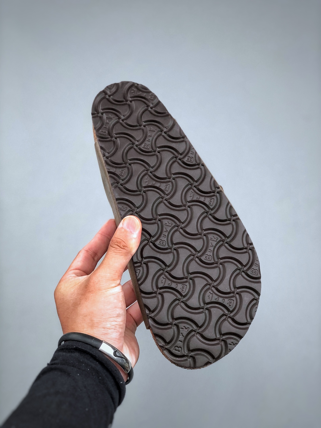 💰200
博肯 Birkenstock 三字拖鞋
广东原产#德国百年知名鞋履品牌·博肯Birkenstock 勃肯#采用质地柔软牛皮绒面材质#中底搭载缓震软木橡胶 其特有的鞋床设计，贴合脚面穿着舒适 Birkenstock Milano中性软木鞋底经典款式，非常好搭，鞋底结实耐磨，适合夏天。
尺码：35-45(偏大一码)