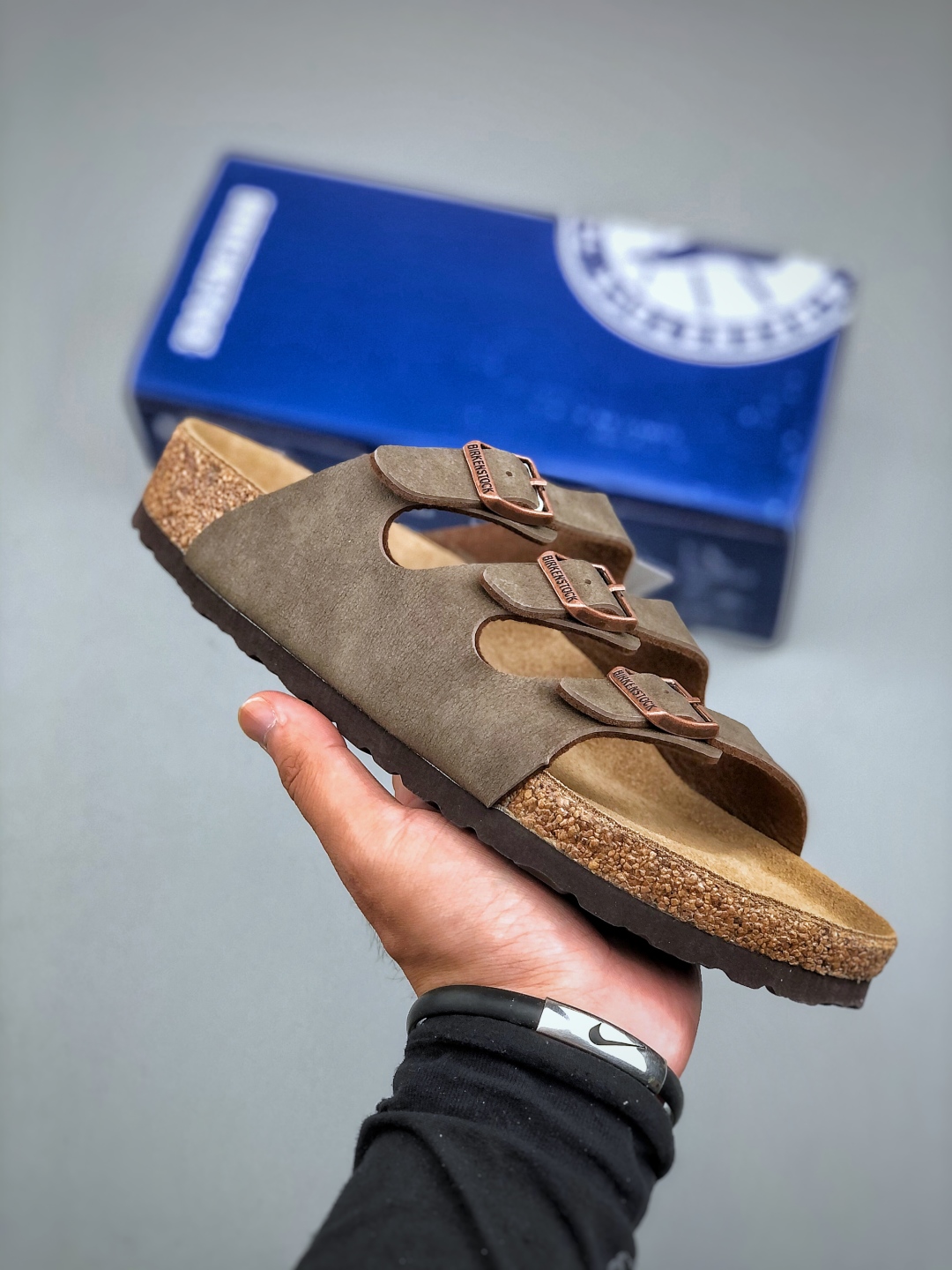 💰200
博肯 Birkenstock 三字拖鞋
广东原产#德国百年知名鞋履品牌·博肯Birkenstock 勃肯#采用质地柔软牛皮绒面材质#中底搭载缓震软木橡胶 其特有的鞋床设计，贴合脚面穿着舒适 Birkenstock Milano中性软木鞋底经典款式，非常好搭，鞋底结实耐磨，适合夏天。
尺码：35-45(偏大一码)