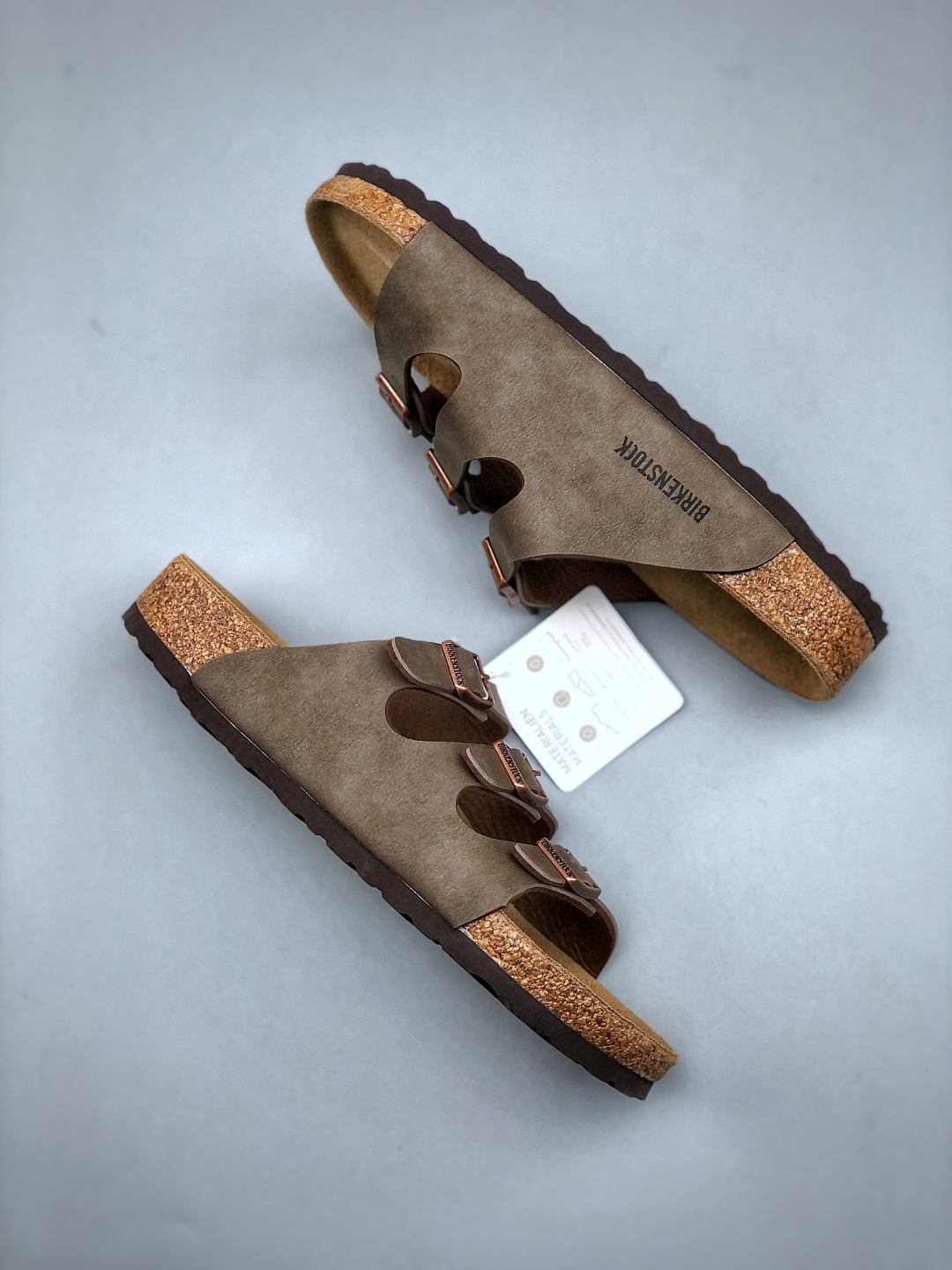 💰200
博肯 Birkenstock 三字拖鞋
广东原产#德国百年知名鞋履品牌·博肯Birkenstock 勃肯#采用质地柔软牛皮绒面材质#中底搭载缓震软木橡胶 其特有的鞋床设计，贴合脚面穿着舒适 Birkenstock Milano中性软木鞋底经典款式，非常好搭，鞋底结实耐磨，适合夏天。
尺码：35-45(偏大一码)