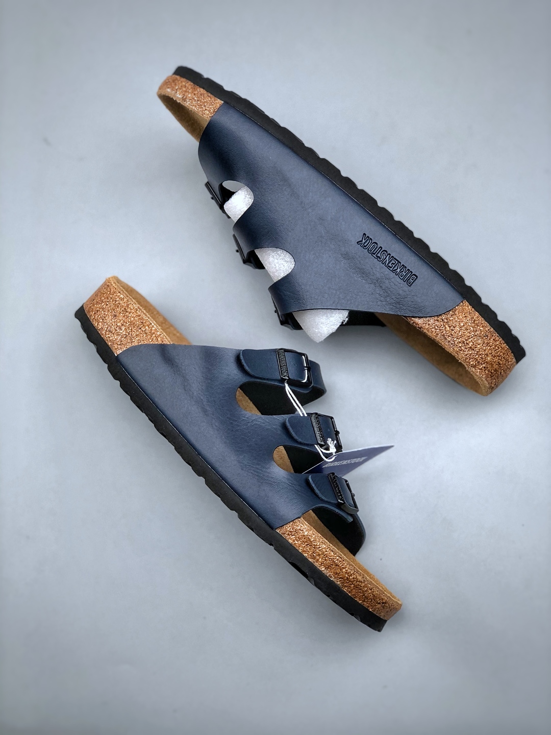 💰200
博肯 Birkenstock 三字拖鞋
广东原产#德国百年知名鞋履品牌·博肯Birkenstock 勃肯#采用质地柔软牛皮绒面材质#中底搭载缓震软木橡胶 其特有的鞋床设计，贴合脚面穿着舒适 Birkenstock Milano中性软木鞋底经典款式，非常好搭，鞋底结实耐磨，适合夏天。
尺码：35-45(偏大一码)