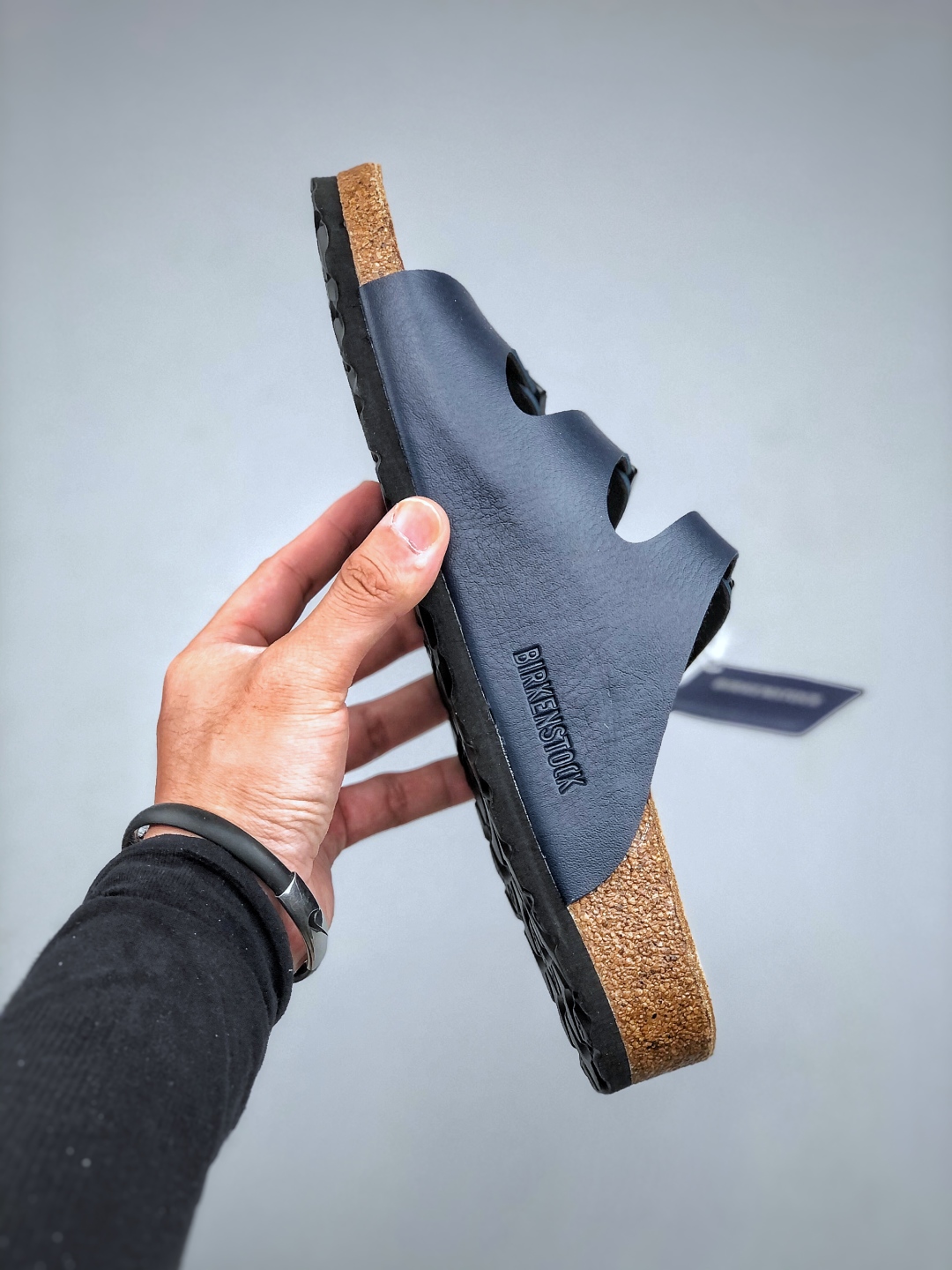 💰200
博肯 Birkenstock 三字拖鞋
广东原产#德国百年知名鞋履品牌·博肯Birkenstock 勃肯#采用质地柔软牛皮绒面材质#中底搭载缓震软木橡胶 其特有的鞋床设计，贴合脚面穿着舒适 Birkenstock Milano中性软木鞋底经典款式，非常好搭，鞋底结实耐磨，适合夏天。
尺码：35-45(偏大一码)