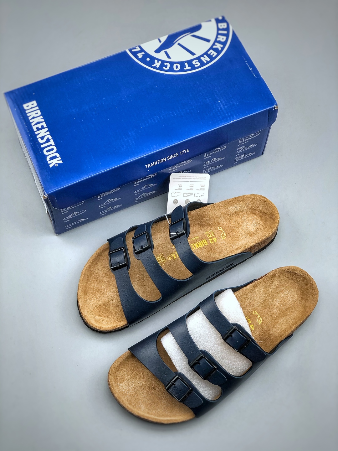 💰200
博肯 Birkenstock 三字拖鞋
广东原产#德国百年知名鞋履品牌·博肯Birkenstock 勃肯#采用质地柔软牛皮绒面材质#中底搭载缓震软木橡胶 其特有的鞋床设计，贴合脚面穿着舒适 Birkenstock Milano中性软木鞋底经典款式，非常好搭，鞋底结实耐磨，适合夏天。
尺码：35-45(偏大一码)