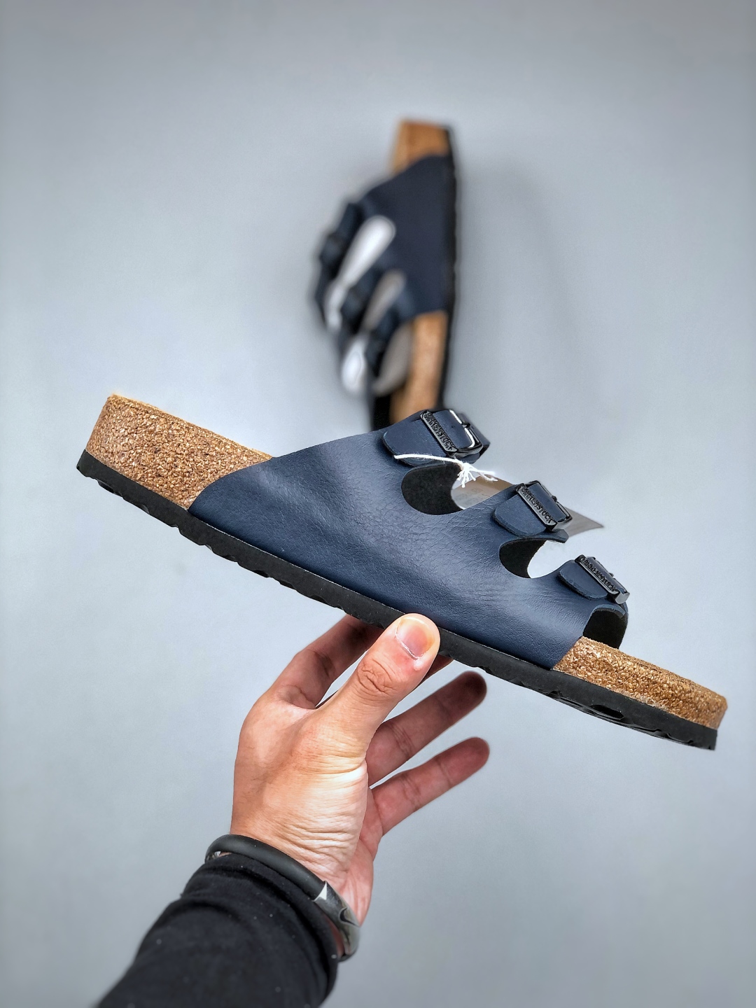 💰200
博肯 Birkenstock 三字拖鞋
广东原产#德国百年知名鞋履品牌·博肯Birkenstock 勃肯#采用质地柔软牛皮绒面材质#中底搭载缓震软木橡胶 其特有的鞋床设计，贴合脚面穿着舒适 Birkenstock Milano中性软木鞋底经典款式，非常好搭，鞋底结实耐磨，适合夏天。
尺码：35-45(偏大一码)