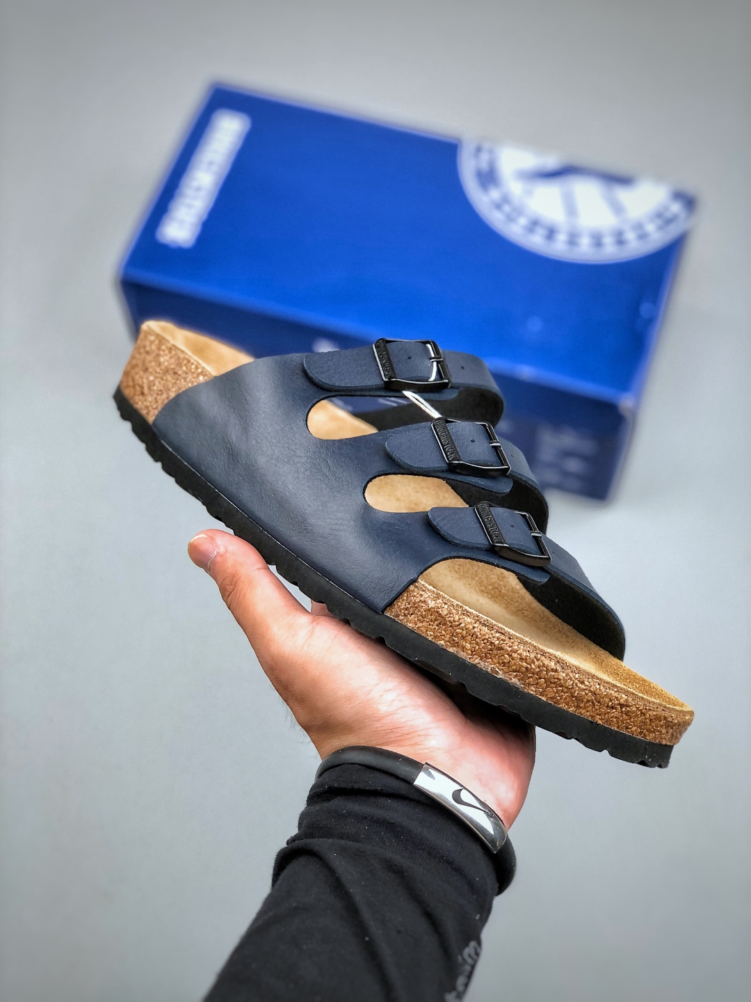 💰200
博肯 Birkenstock 三字拖鞋
广东原产#德国百年知名鞋履品牌·博肯Birkenstock 勃肯#采用质地柔软牛皮绒面材质#中底搭载缓震软木橡胶 其特有的鞋床设计，贴合脚面穿着舒适 Birkenstock Milano中性软木鞋底经典款式，非常好搭，鞋底结实耐磨，适合夏天。
尺码：35-45(偏大一码)
