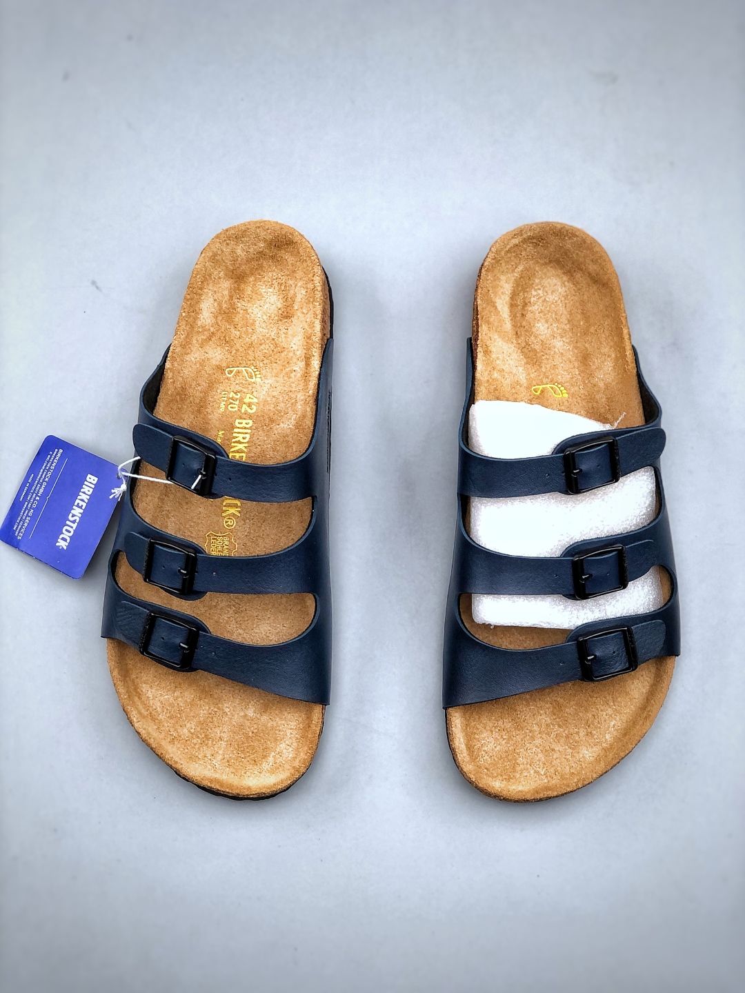 💰200
博肯 Birkenstock 三字拖鞋
广东原产#德国百年知名鞋履品牌·博肯Birkenstock 勃肯#采用质地柔软牛皮绒面材质#中底搭载缓震软木橡胶 其特有的鞋床设计，贴合脚面穿着舒适 Birkenstock Milano中性软木鞋底经典款式，非常好搭，鞋底结实耐磨，适合夏天。
尺码：35-45(偏大一码)