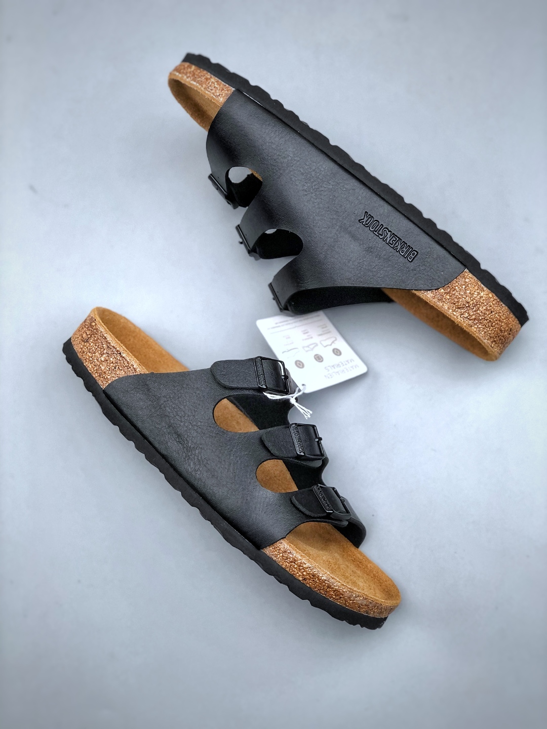 💰200
博肯 Birkenstock 三字拖鞋
广东原产#德国百年知名鞋履品牌·博肯Birkenstock 勃肯#采用质地柔软牛皮绒面材质#中底搭载缓震软木橡胶 其特有的鞋床设计，贴合脚面穿着舒适 Birkenstock Milano中性软木鞋底经典款式，非常好搭，鞋底结实耐磨，适合夏天。
尺码：35-45(偏大一码)