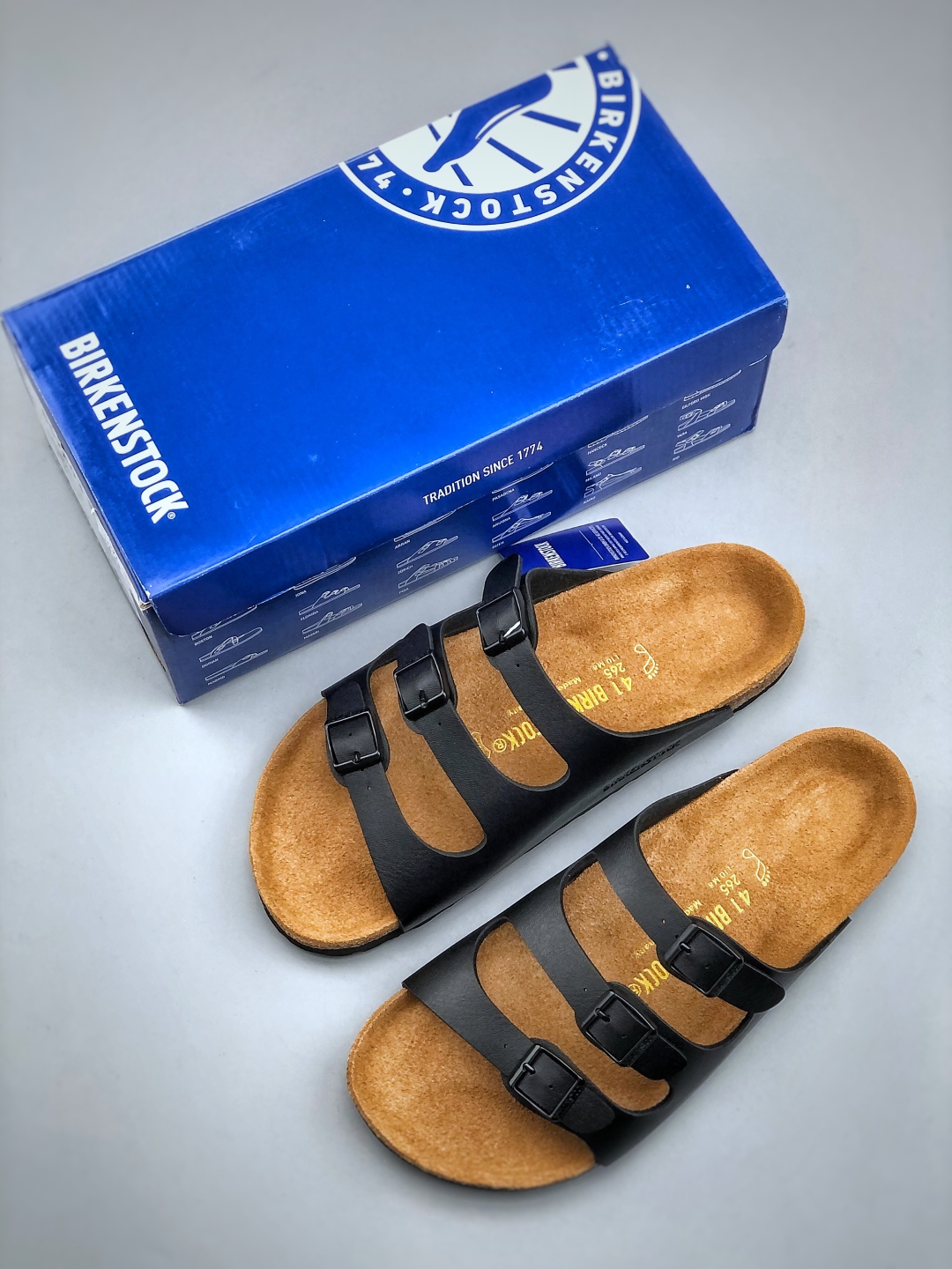 💰200
博肯 Birkenstock 三字拖鞋
广东原产#德国百年知名鞋履品牌·博肯Birkenstock 勃肯#采用质地柔软牛皮绒面材质#中底搭载缓震软木橡胶 其特有的鞋床设计，贴合脚面穿着舒适 Birkenstock Milano中性软木鞋底经典款式，非常好搭，鞋底结实耐磨，适合夏天。
尺码：35-45(偏大一码)