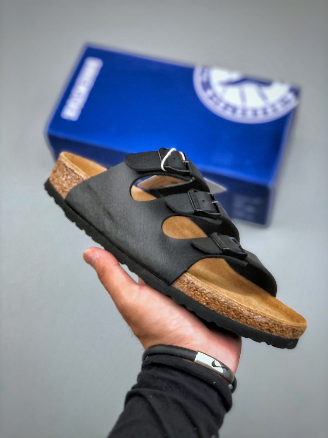💰200
博肯 Birkenstock 三字拖鞋
广东原产#德国百年知名鞋履品牌·博肯Birkenstock 勃肯#采用质地柔软牛皮绒面材质#中底搭载缓震软木橡胶 其特有的鞋床设计，贴合脚面穿着舒适 Birkenstock Milano中性软木鞋底经典款式，非常好搭，鞋底结实耐磨，适合夏天。
尺码：35-45(偏大一码)