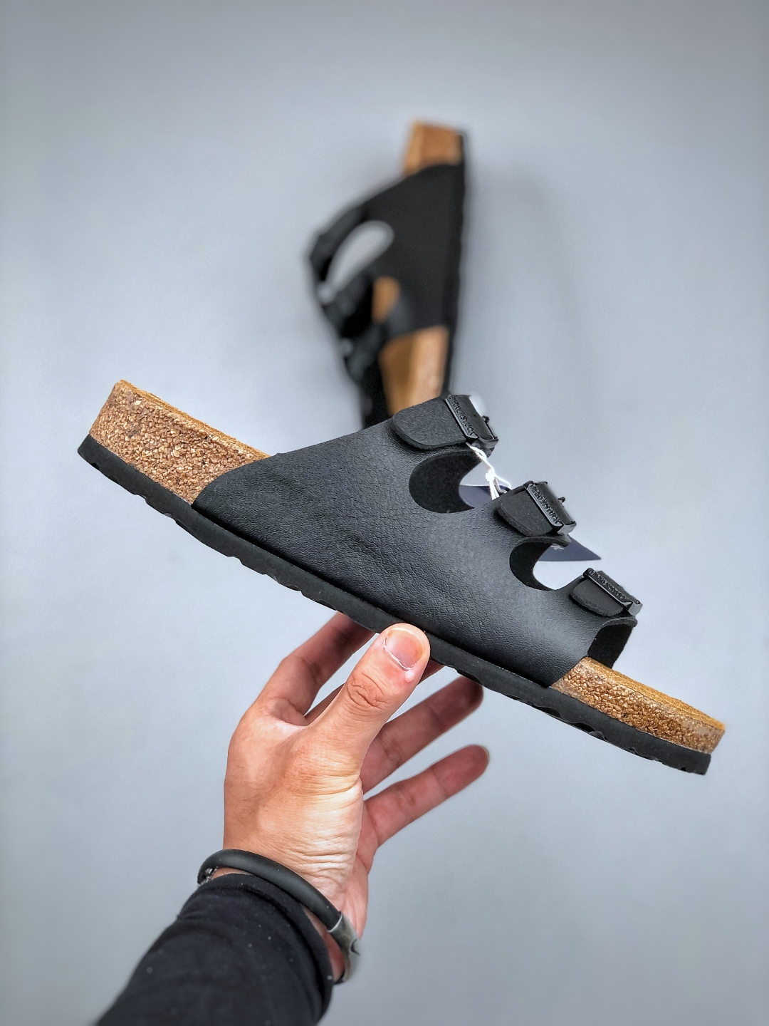 💰200
博肯 Birkenstock 三字拖鞋
广东原产#德国百年知名鞋履品牌·博肯Birkenstock 勃肯#采用质地柔软牛皮绒面材质#中底搭载缓震软木橡胶 其特有的鞋床设计，贴合脚面穿着舒适 Birkenstock Milano中性软木鞋底经典款式，非常好搭，鞋底结实耐磨，适合夏天。
尺码：35-45(偏大一码)