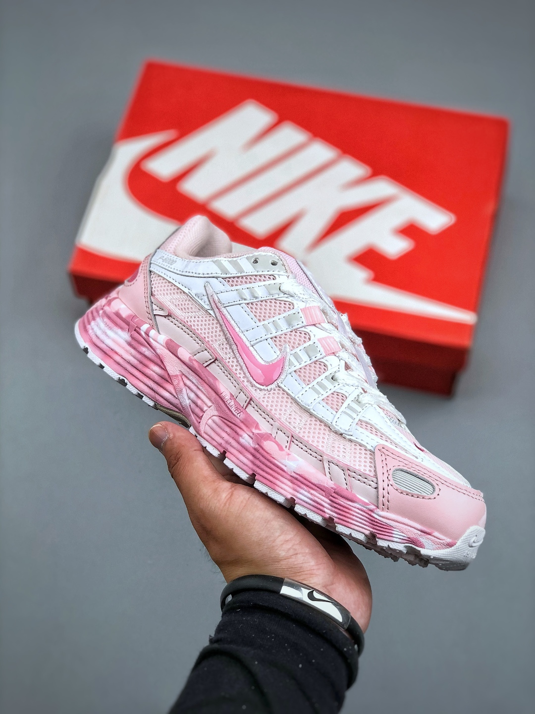 💰 290  Nike P-6000 系列低帮复古老爹风休闲运动舒适慢跑鞋 购入原鞋原装纸板楦头开发 独家私模四层组合大底 市场唯一正确版本 良心定价 新配色陆续出货 进口三文治网面 融合 Pegasus 过往运动鞋设计 助力 21 世纪早期跑步运动跃升时尚新高度 采用透气网眼布、运动风格线条和耐穿覆面 兼具吸睛外观和舒适感受 中底泡绵以田径赛道为灵感 打造厚实设计 缔造出众缓震性能 货号：CV2209 111 尺码：36-41（半）