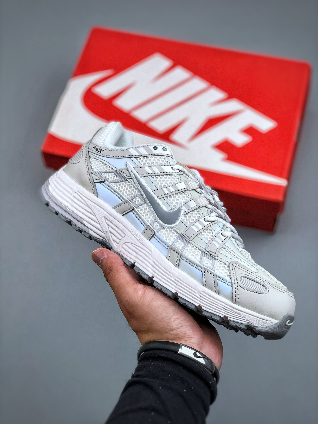 💰 290  Nike P-6000 系列低帮复古老爹风休闲运动舒适慢跑鞋 购入原鞋原装纸板楦头开发 独家私模四层组合大底 市场唯一正确版本 良心定价 新配色陆续出货 进口三文治网面 融合 Pegasus 过往运动鞋设计 助力 21 世纪早期跑步运动跃升时尚新高度 采用透气网眼布、运动风格线条和耐穿覆面 兼具吸睛外观和舒适感受 中底泡绵以田径赛道为灵感 打造厚实设计 缔造出众缓震性能 货号：IF1756 100尺码：36-45（半）