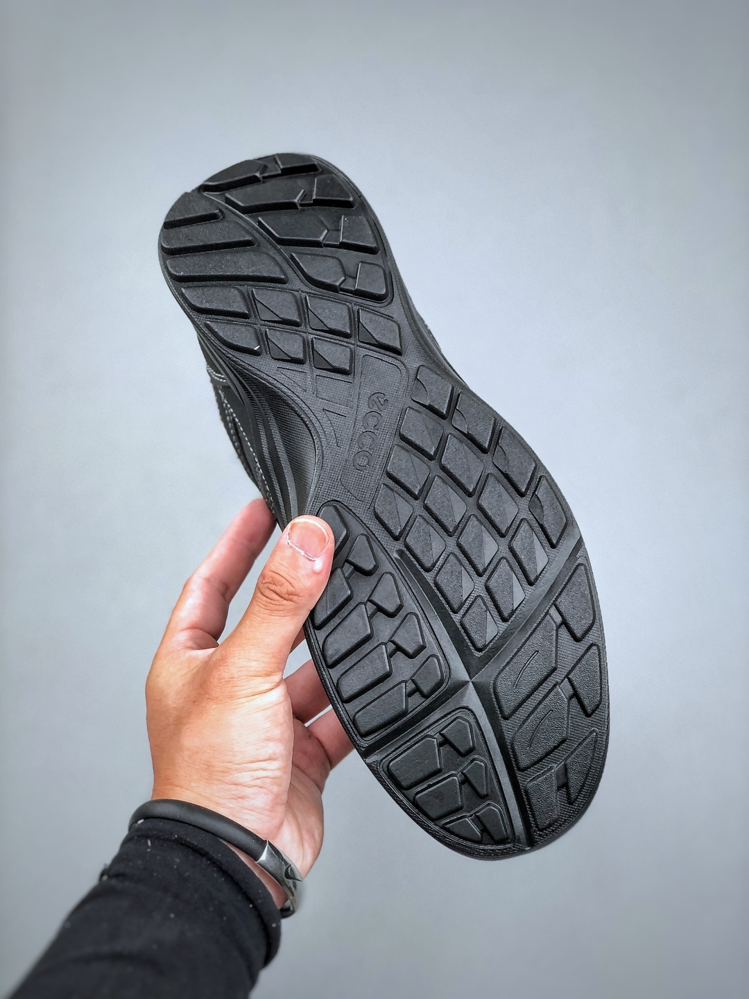 300 ECCO 爱步 2023春夏季爆款男士休闲百搭网格加皮面条纹柔酷系列