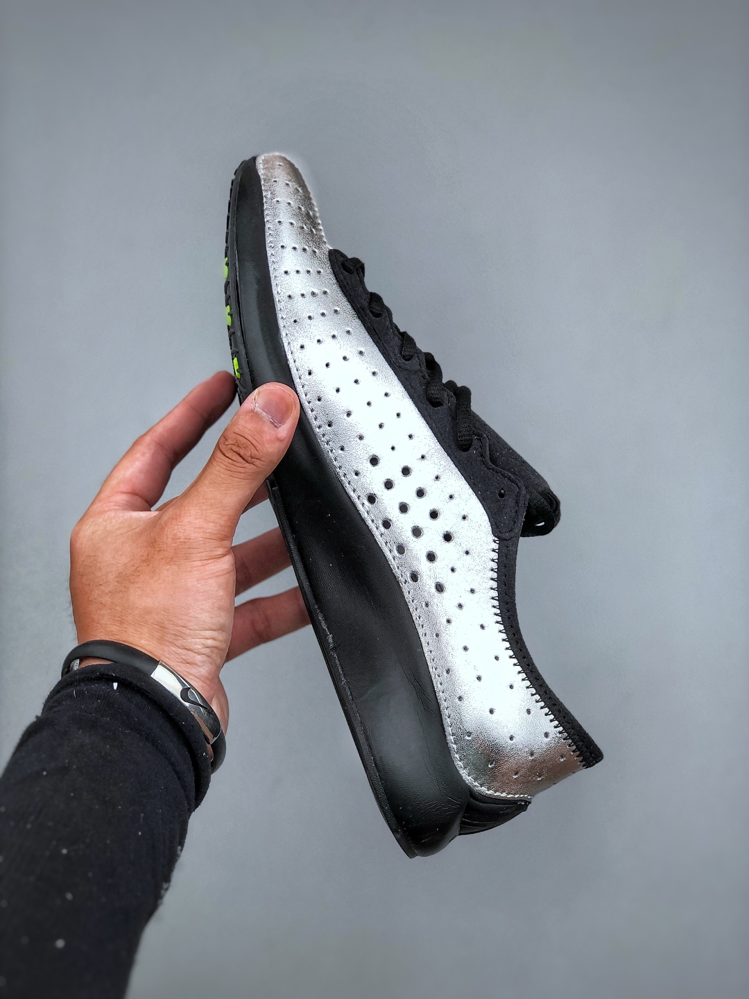 💰公司级180💰纯原220 Nike Air Superfly耐克2025新款减震复古跑鞋穿孔设计不仅增添了细节，还提高了透气性，确保佩戴者全天舒适。该鞋采用泡沫中底并配备 Nike Air 单元，提供轻质缓震效果。货号:1B5824 001尺码:36-45