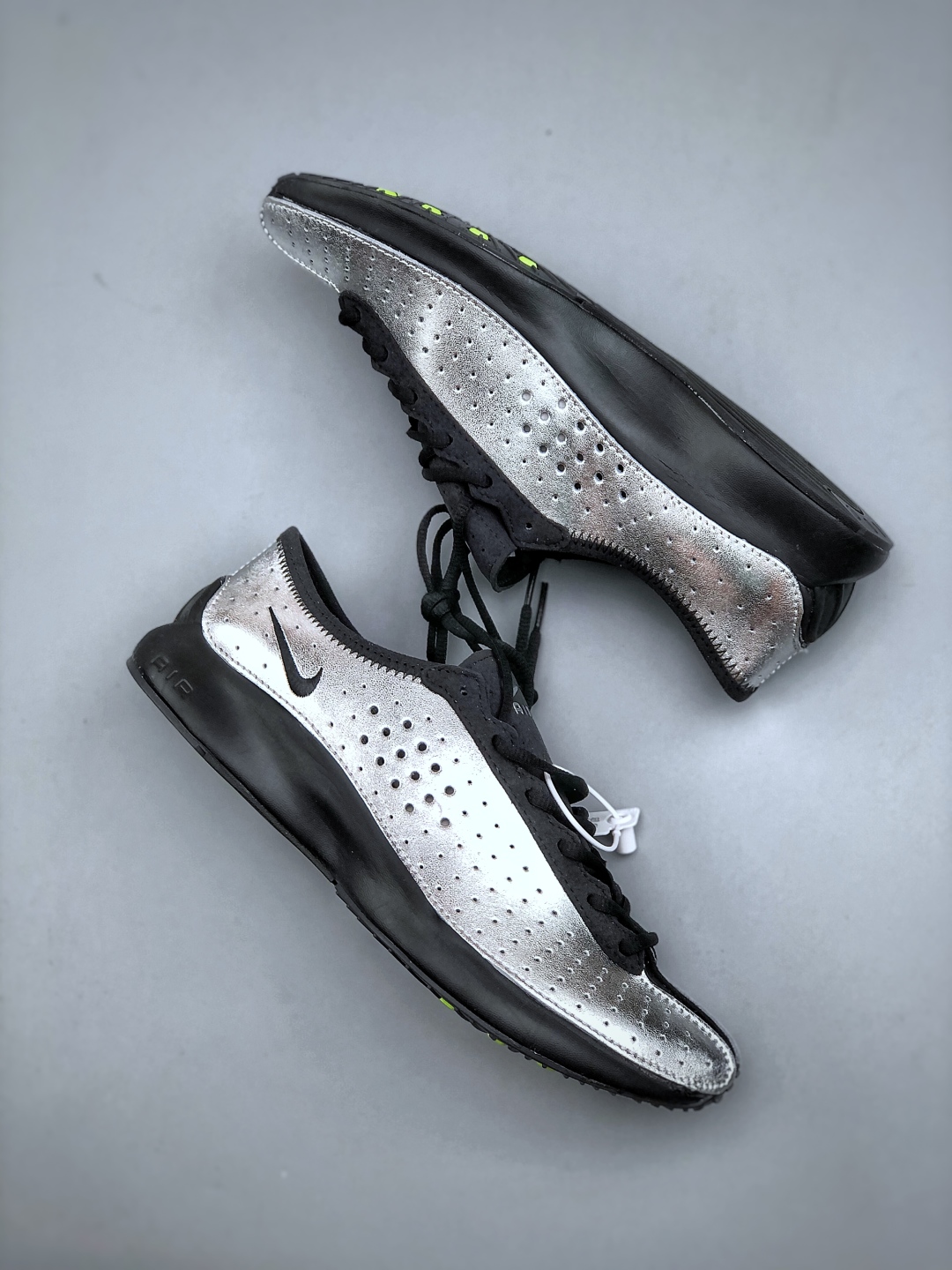💰公司级180💰纯原220 Nike Air Superfly耐克2025新款减震复古跑鞋穿孔设计不仅增添了细节，还提高了透气性，确保佩戴者全天舒适。该鞋采用泡沫中底并配备 Nike Air 单元，提供轻质缓震效果。货号:1B5824 001尺码:36-45