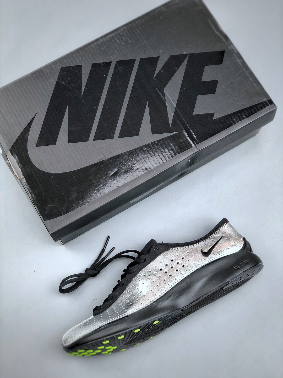 💰公司级180💰纯原220 Nike Air Superfly耐克2025新款减震复古跑鞋穿孔设计不仅增添了细节，还提高了透气性，确保佩戴者全天舒适。该鞋采用泡沫中底并配备 Nike Air 单元，提供轻质缓震效果。货号:1B5824 001尺码:36-45