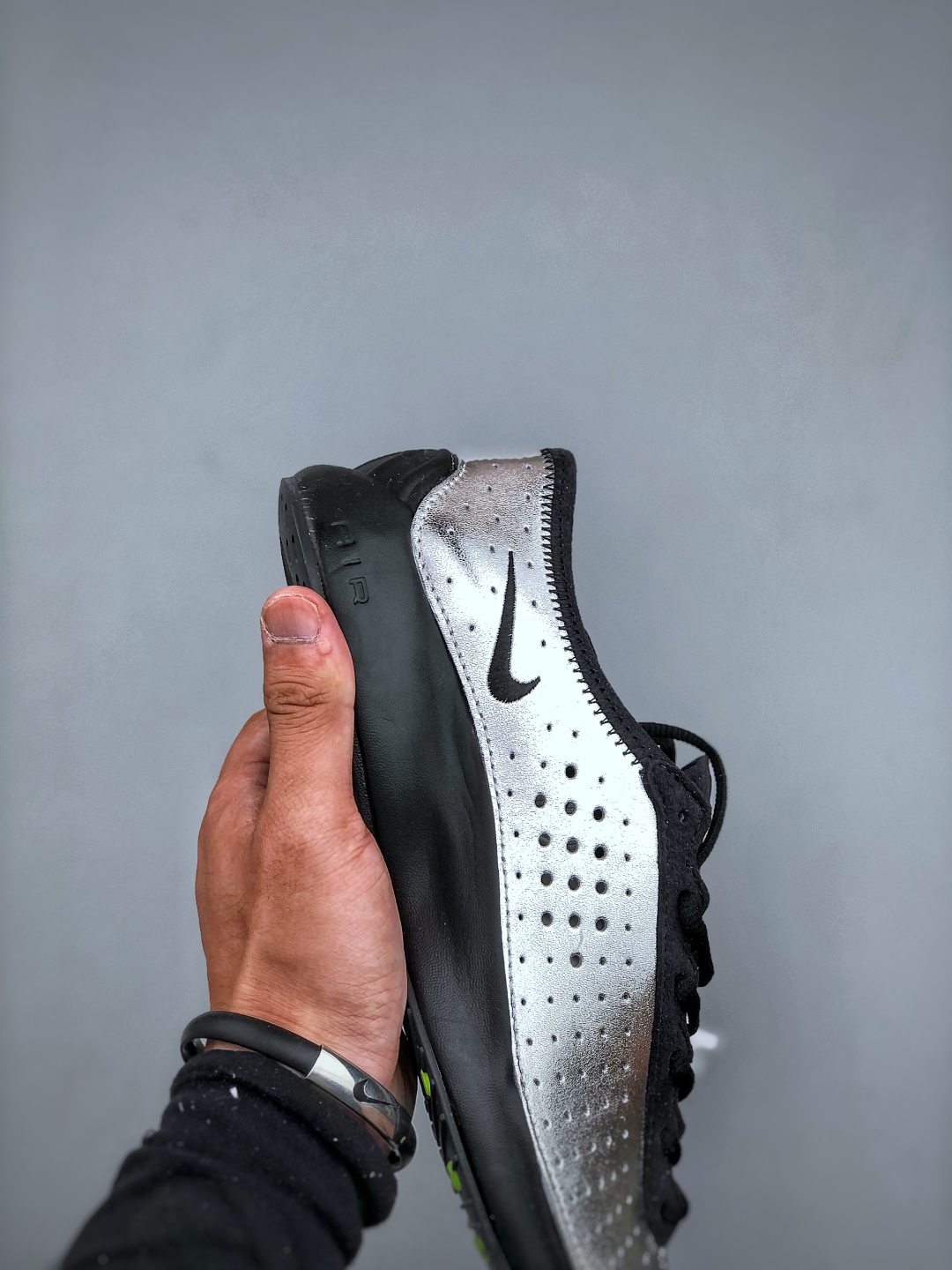 💰公司级180💰纯原220 Nike Air Superfly耐克2025新款减震复古跑鞋穿孔设计不仅增添了细节，还提高了透气性，确保佩戴者全天舒适。该鞋采用泡沫中底并配备 Nike Air 单元，提供轻质缓震效果。货号:1B5824 001尺码:36-45