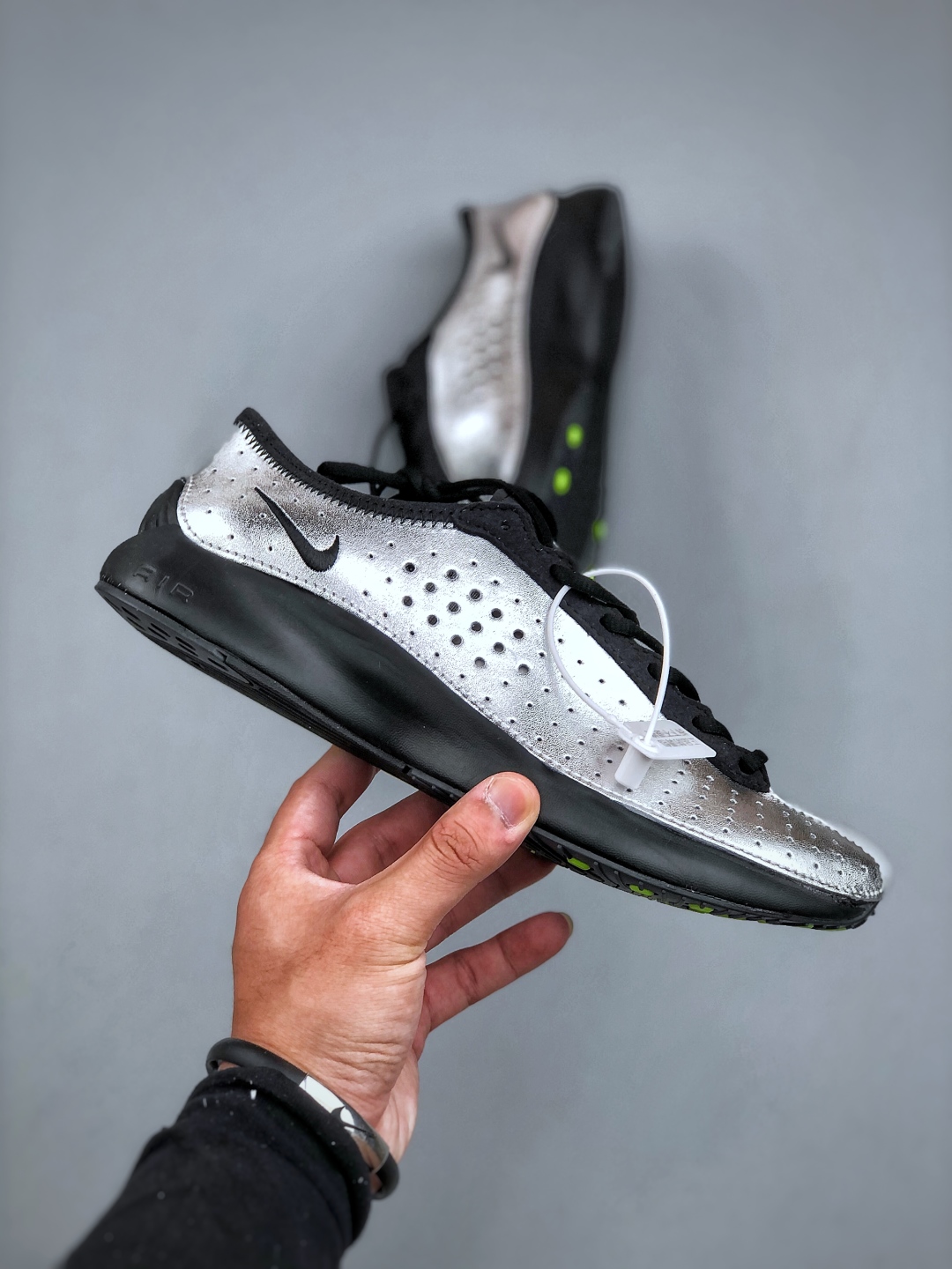 💰公司级180💰纯原220 Nike Air Superfly耐克2025新款减震复古跑鞋穿孔设计不仅增添了细节，还提高了透气性，确保佩戴者全天舒适。该鞋采用泡沫中底并配备 Nike Air 单元，提供轻质缓震效果。货号:1B5824 001尺码:36-45