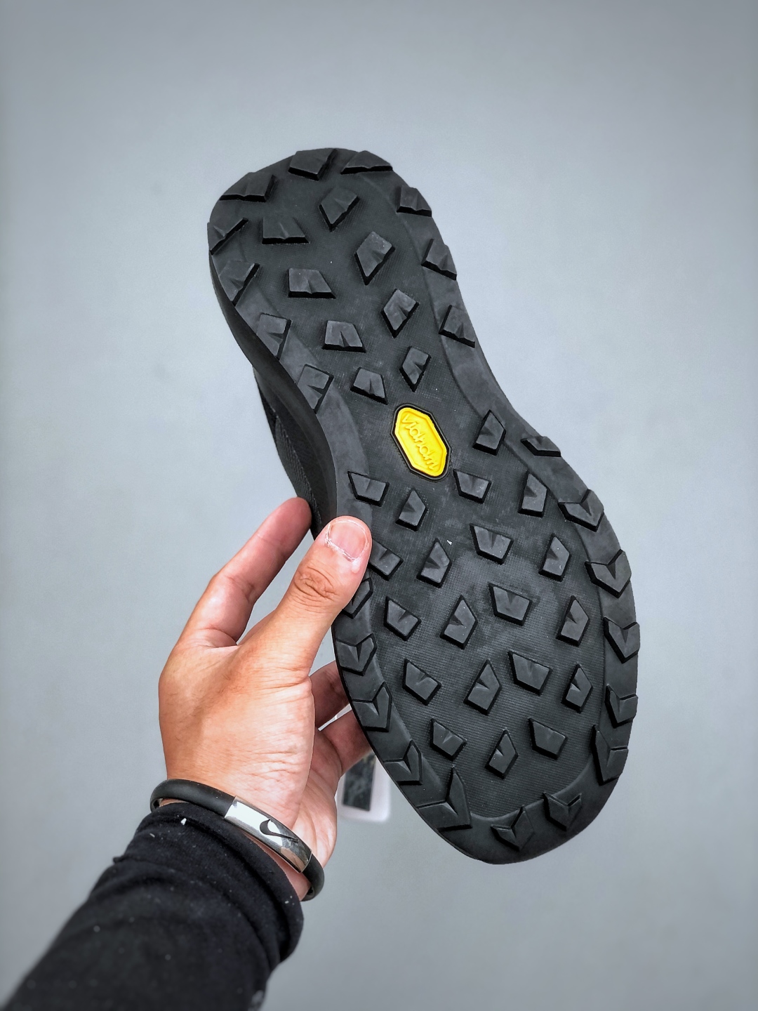 💰公司级300💰纯原360始祖鸟BORA Kragg Shoes覆盖透气男越野跑鞋 官方同步上架适合技术路线单日徒步穿着也可以一脚蹬穿法 aeriosflgtx鞋受到长途野外跑步鞋的启发 适合在变化的地形上进行快速轻快的徒步旅行穿着,舒适而有支撑性,使您充满信心。该设计与脚部融为一体,可最大限度地减少摩擦,gore-tex保护膜网砂,采用gore隐形适体(invisiblefit)技术,更轻薄舒适。敏捷、稳定和技术路线上的自信源于vibram® megagrip外底、压缩eva内底以及一体的tpu。
39-44
