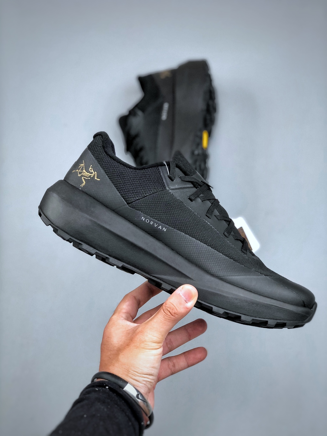 💰公司级300💰纯原360始祖鸟BORA Kragg Shoes覆盖透气男越野跑鞋 官方同步上架适合技术路线单日徒步穿着也可以一脚蹬穿法 aeriosflgtx鞋受到长途野外跑步鞋的启发 适合在变化的地形上进行快速轻快的徒步旅行穿着,舒适而有支撑性,使您充满信心。该设计与脚部融为一体,可最大限度地减少摩擦,gore-tex保护膜网砂,采用gore隐形适体(invisiblefit)技术,更轻薄舒适。敏捷、稳定和技术路线上的自信源于vibram® megagrip外底、压缩eva内底以及一体的tpu。
39-44