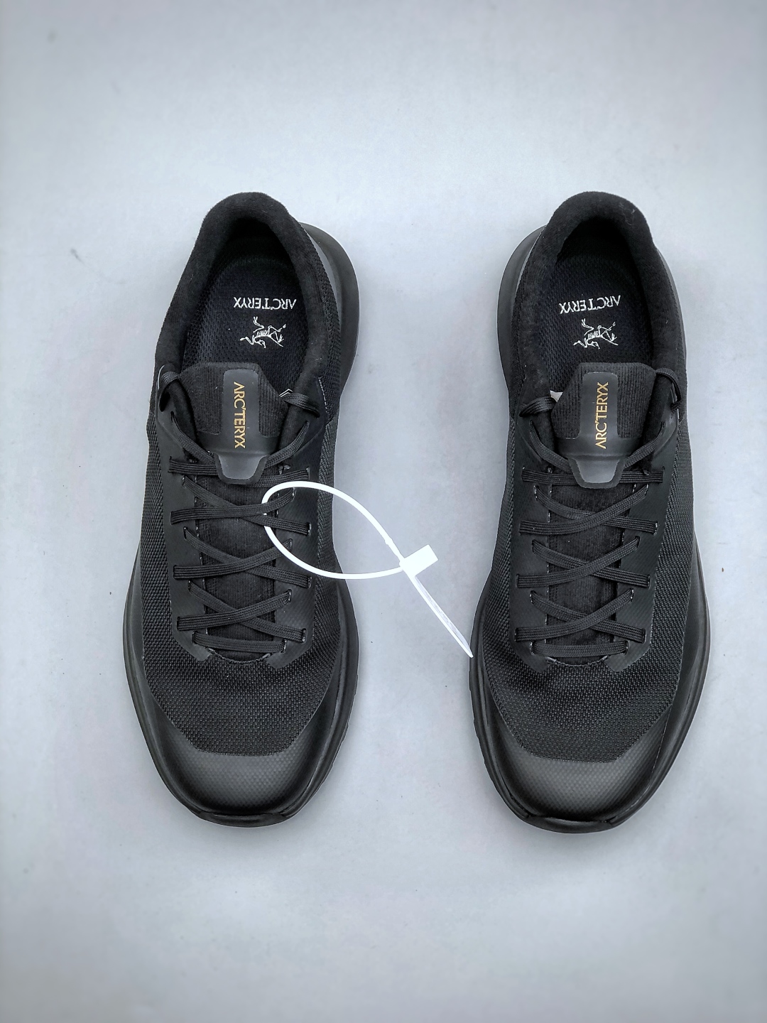 💰公司级300💰纯原360始祖鸟BORA Kragg Shoes覆盖透气男越野跑鞋 官方同步上架适合技术路线单日徒步穿着也可以一脚蹬穿法 aeriosflgtx鞋受到长途野外跑步鞋的启发 适合在变化的地形上进行快速轻快的徒步旅行穿着,舒适而有支撑性,使您充满信心。该设计与脚部融为一体,可最大限度地减少摩擦,gore-tex保护膜网砂,采用gore隐形适体(invisiblefit)技术,更轻薄舒适。敏捷、稳定和技术路线上的自信源于vibram® megagrip外底、压缩eva内底以及一体的tpu。
39-44