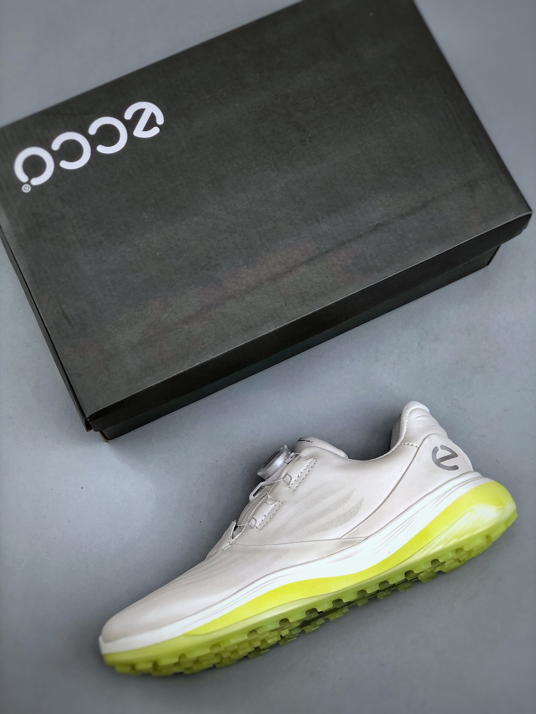 💰公司级300💰纯原360Ecco爱步高尔夫运动鞋男鞋 健步皮鞋 防滑跑步鞋 健步C系列新款 黄景瑜同款 牛皮鞋面 纹理自然柔韧耐穿 BIOM自然律动科技鞋楦符合人体工学 带来裸足体验 气垫中底 带来轻盈舒适的上脚感受 橡胶外底适应多种地形 防滑耐磨 强劲抓地 鞋面和鞋底一体成型合脚耐穿 城市运动 自在逸步 尺码：39 40 41 42 43 44