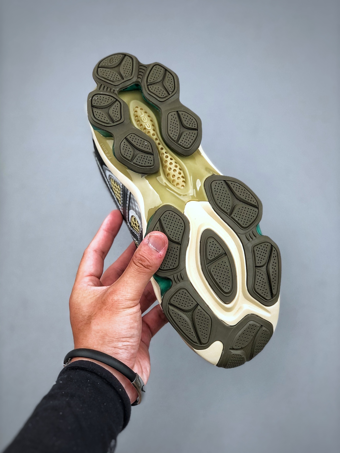💰260Asics Gel-Quantum Kinetic 亚瑟士 复古休闲运动鞋厚底增高老爹鞋 1203A270-252 #采用 GEL Scutoid 技术的橡胶鞋底。在拥有拥有相同外底科技的基础上，与早先推出的 Kiko Kostadinov 联名款 GEL-QUANTUM ZIENTZIA 十分相似，不失为具有 Ki 味的平替选择。尺码：36-45（半）
