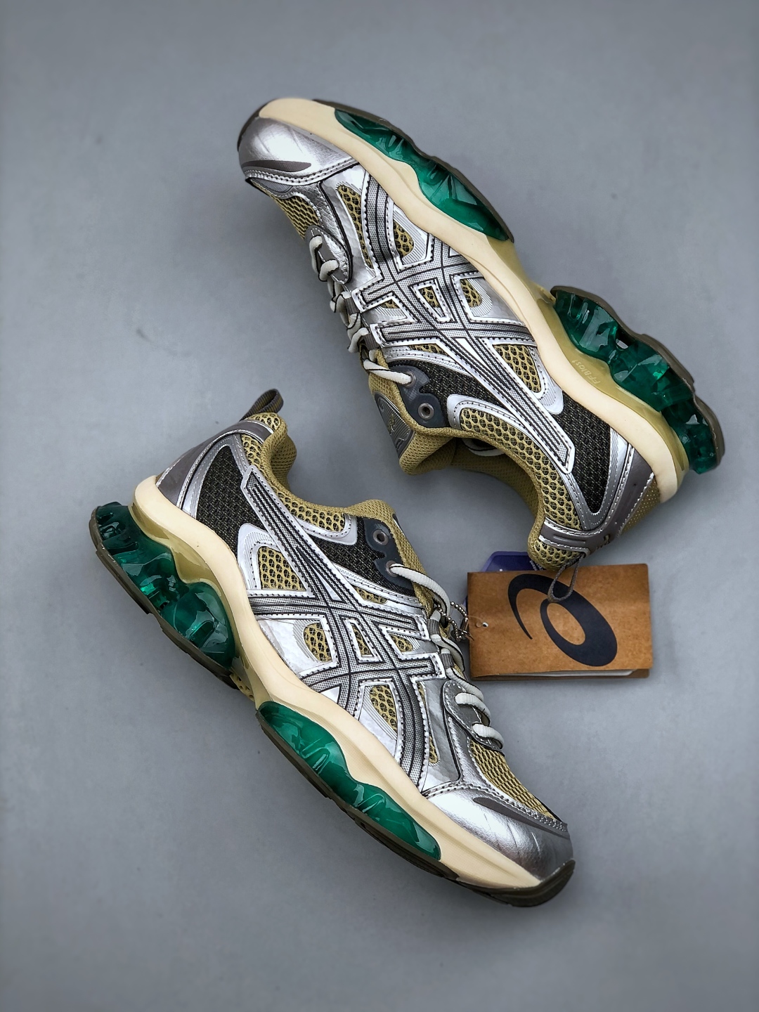 💰260Asics Gel-Quantum Kinetic 亚瑟士 复古休闲运动鞋厚底增高老爹鞋 1203A270-252 #采用 GEL Scutoid 技术的橡胶鞋底。在拥有拥有相同外底科技的基础上，与早先推出的 Kiko Kostadinov 联名款 GEL-QUANTUM ZIENTZIA 十分相似，不失为具有 Ki 味的平替选择。尺码：36-45（半）