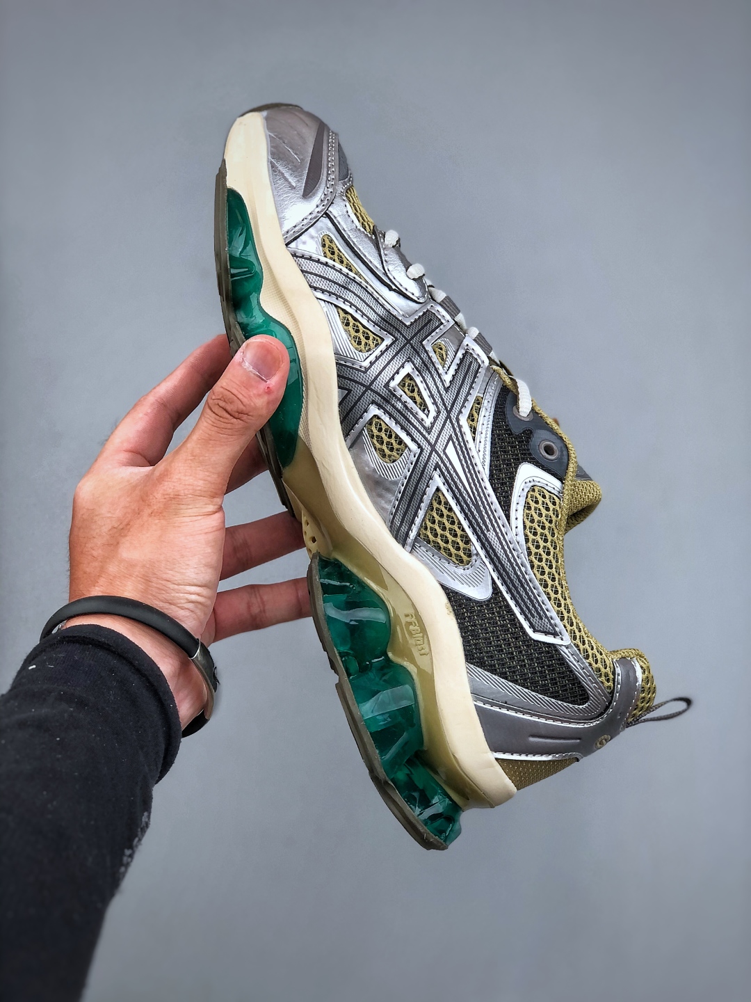 💰260Asics Gel-Quantum Kinetic 亚瑟士 复古休闲运动鞋厚底增高老爹鞋 1203A270-252 #采用 GEL Scutoid 技术的橡胶鞋底。在拥有拥有相同外底科技的基础上，与早先推出的 Kiko Kostadinov 联名款 GEL-QUANTUM ZIENTZIA 十分相似，不失为具有 Ki 味的平替选择。尺码：36-45（半）