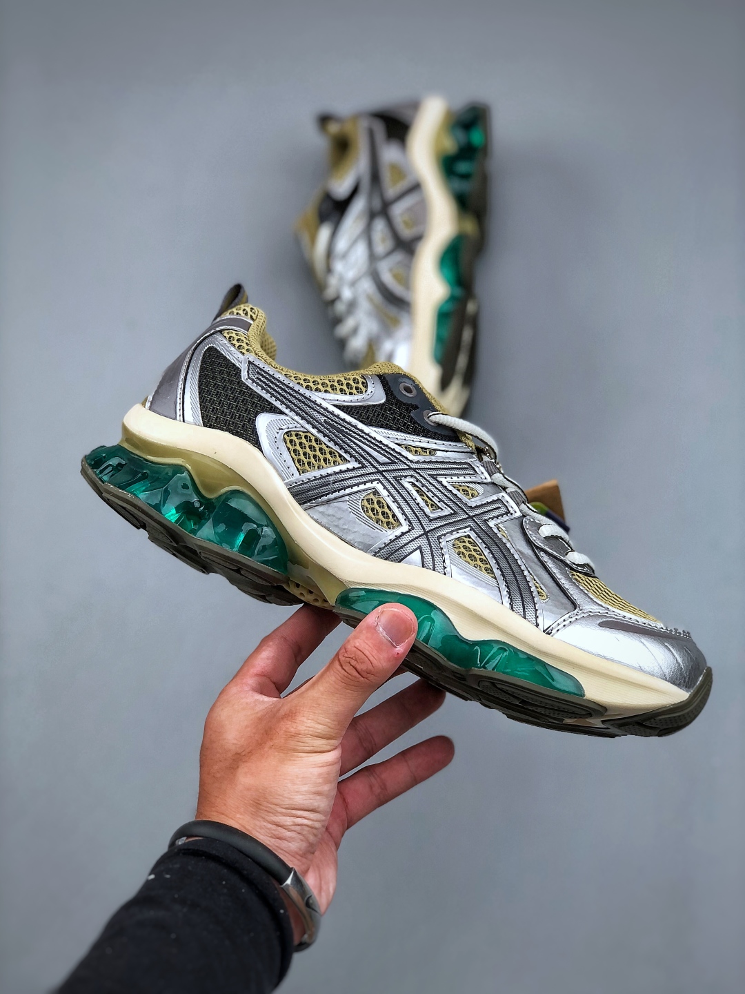 💰260Asics Gel-Quantum Kinetic 亚瑟士 复古休闲运动鞋厚底增高老爹鞋 1203A270-252 #采用 GEL Scutoid 技术的橡胶鞋底。在拥有拥有相同外底科技的基础上，与早先推出的 Kiko Kostadinov 联名款 GEL-QUANTUM ZIENTZIA 十分相似，不失为具有 Ki 味的平替选择。尺码：36-45（半）